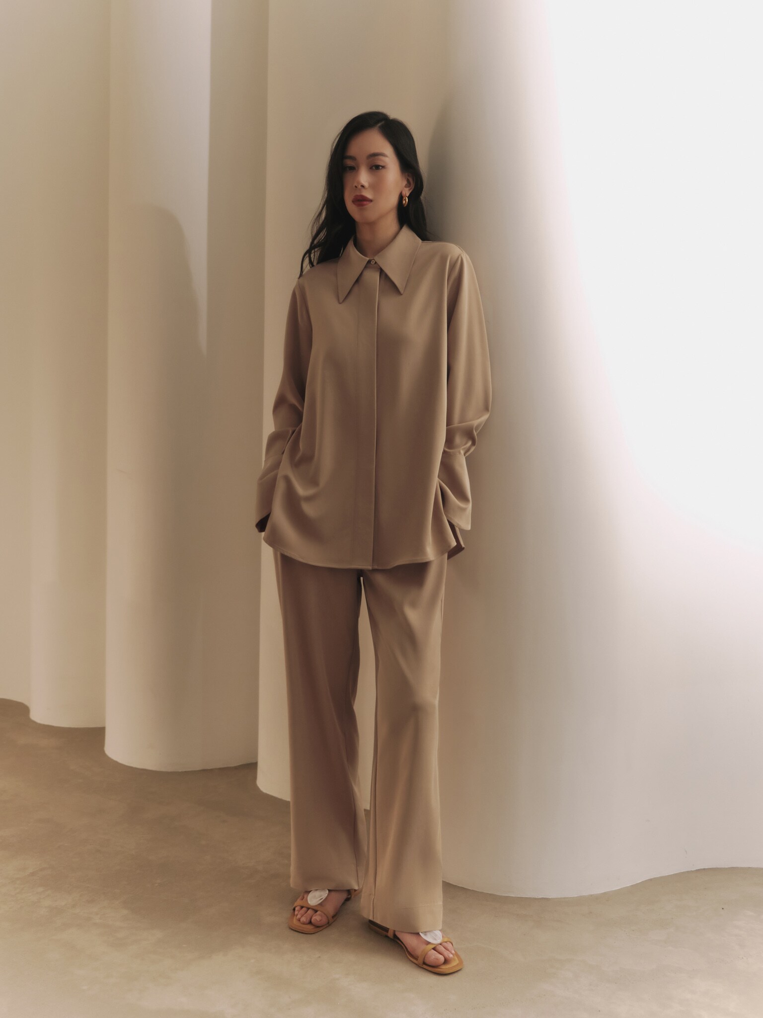 Прямые брюки с резинкой на талии