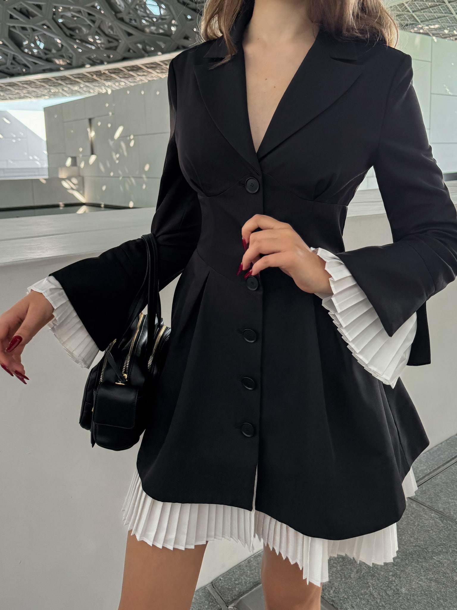 فستان قصير ضيق بإضافات مع طيات