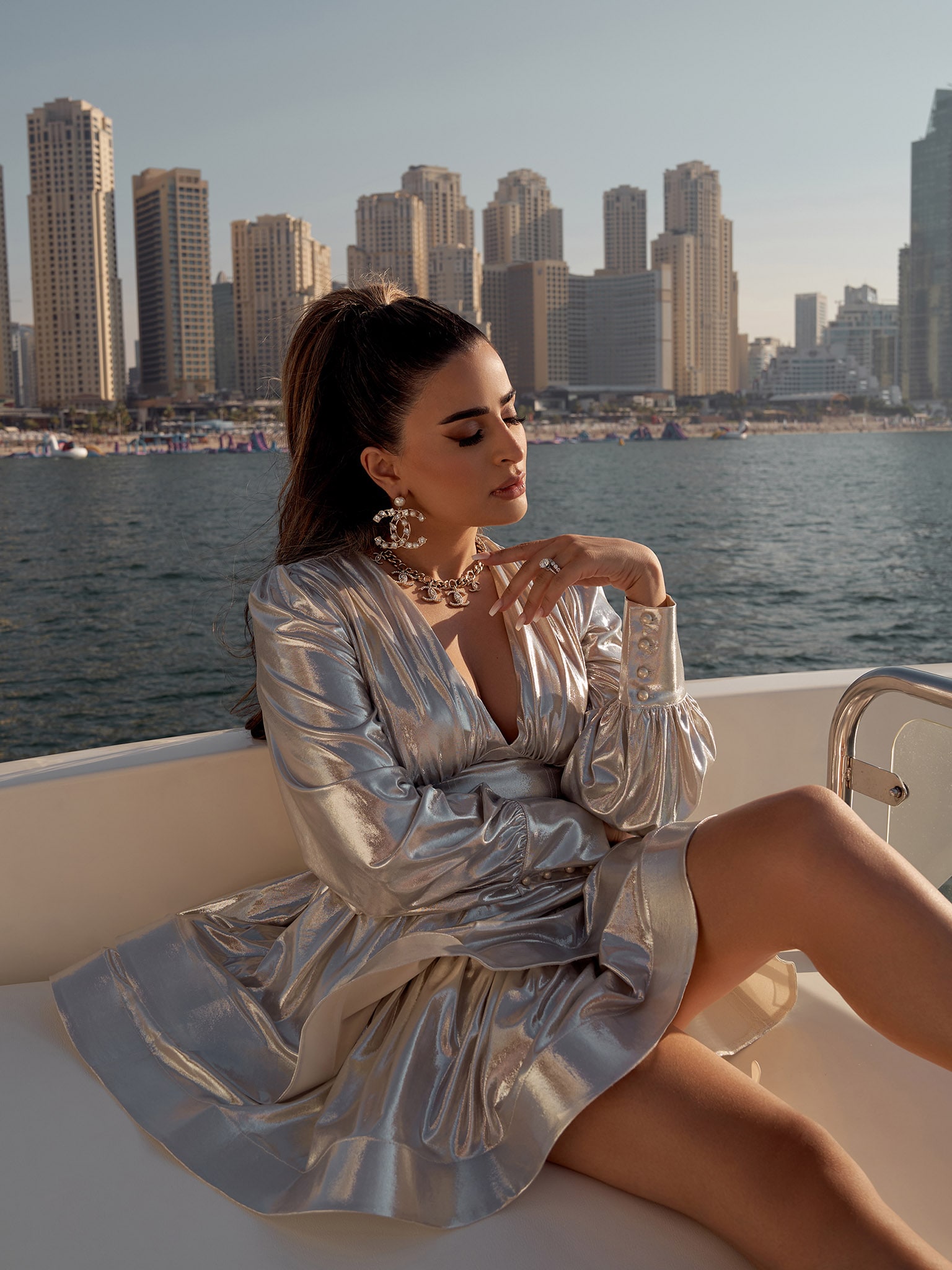 فستان قصير لامع مع أشرطة على الخصر