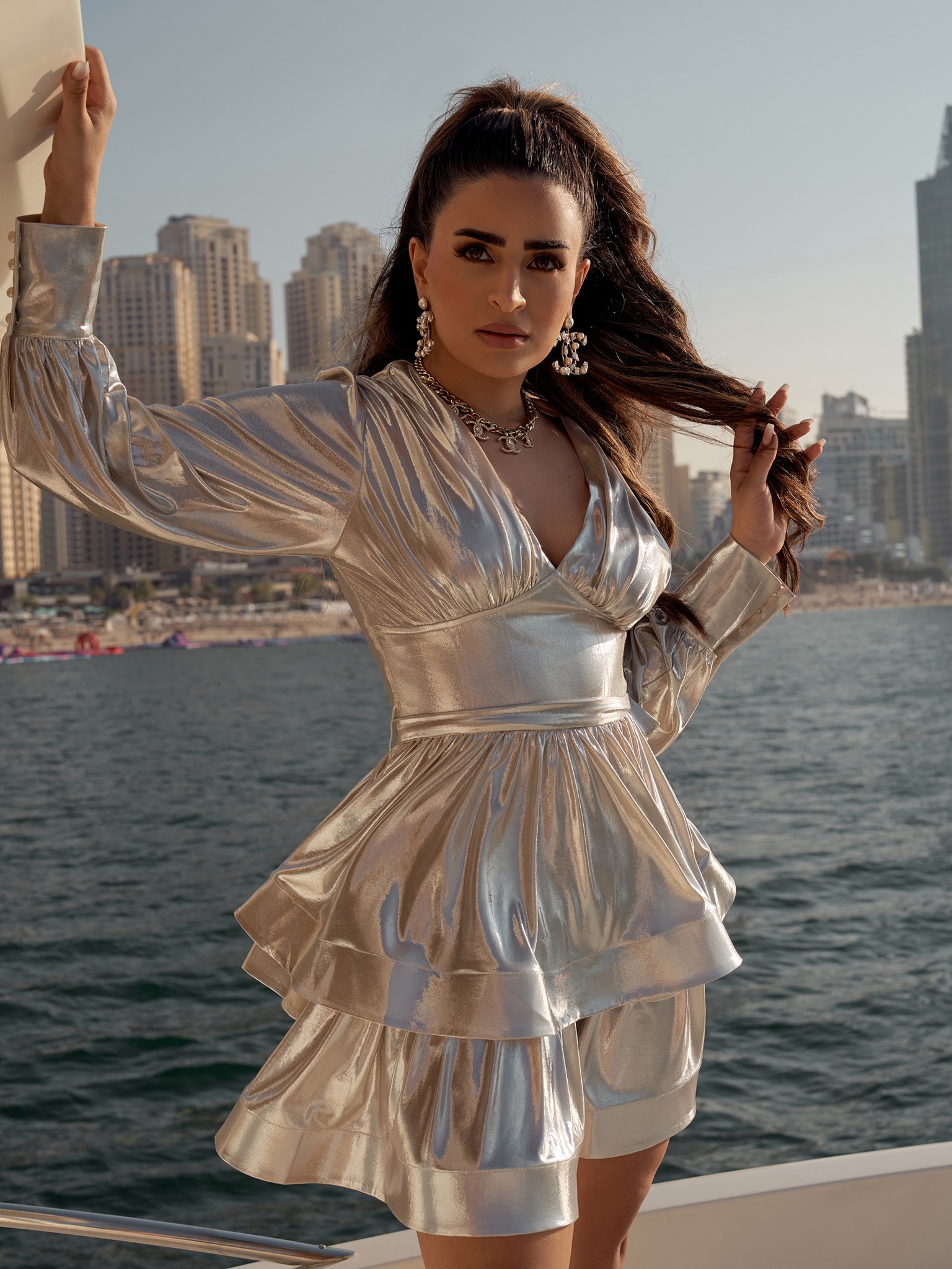 فستان قصير لامع مع أشرطة على الخصر