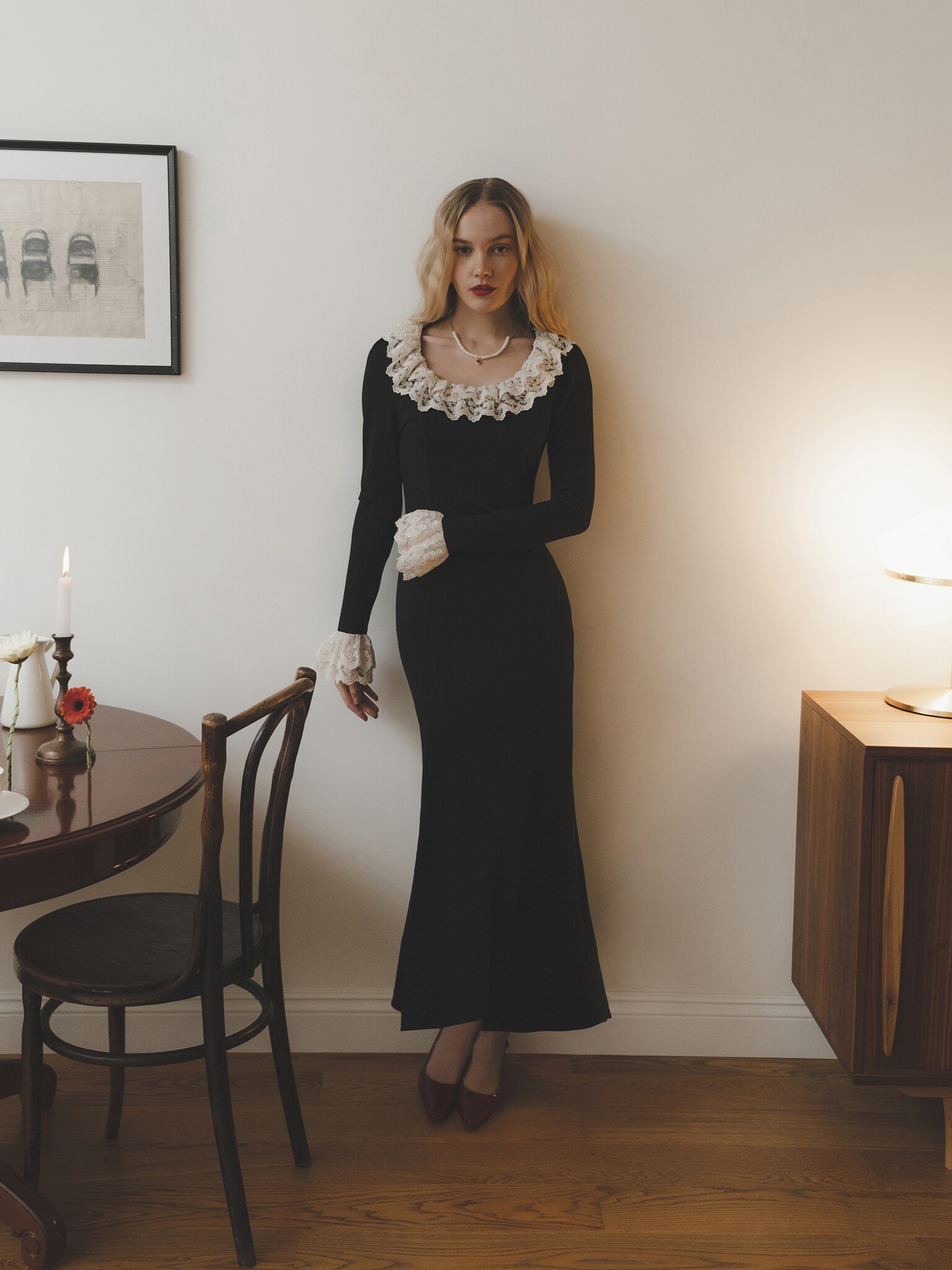 Трикотажное платье макси с контрастным кружевом