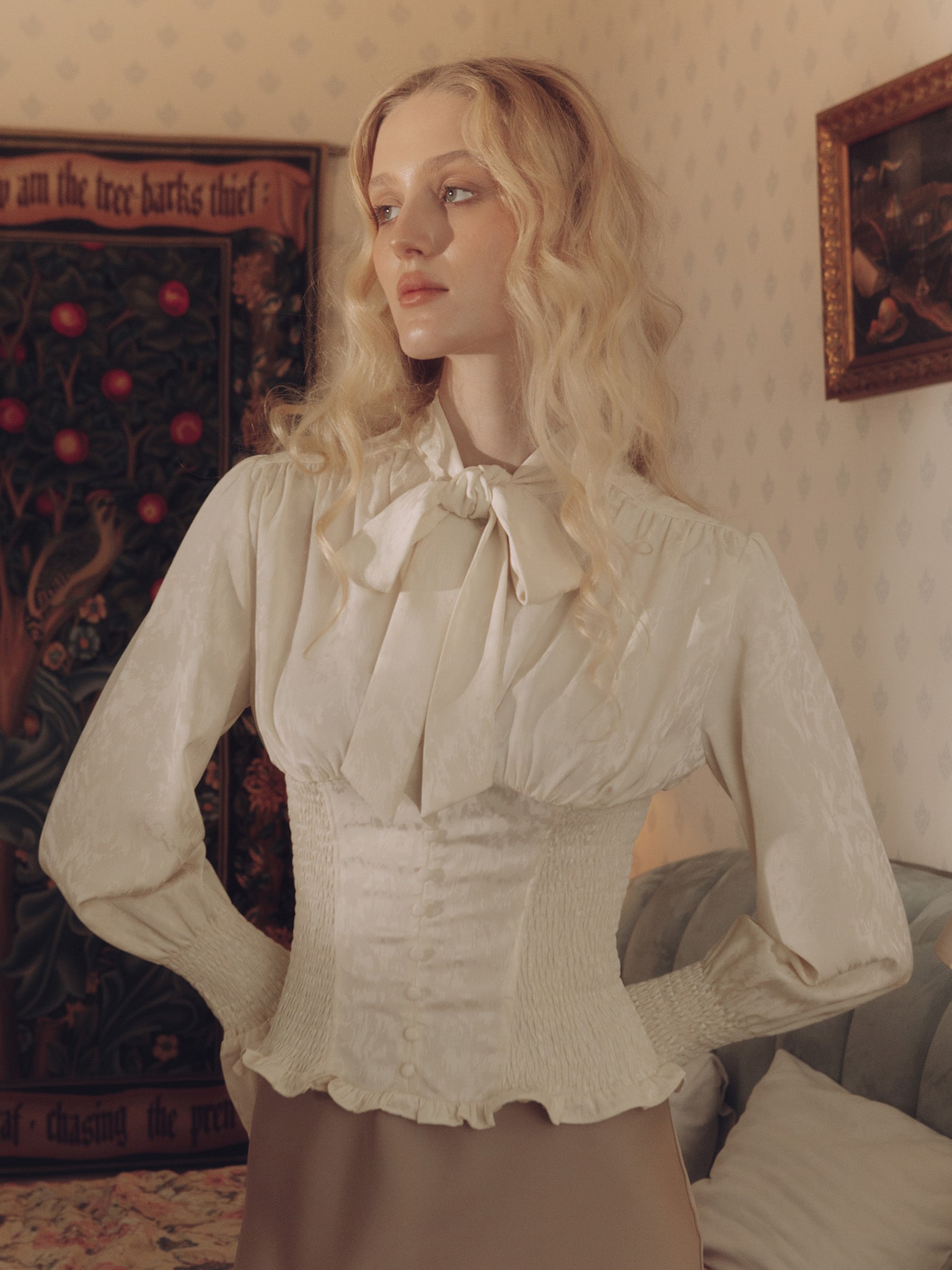 Fitted blouse with a puffy bow on the collar