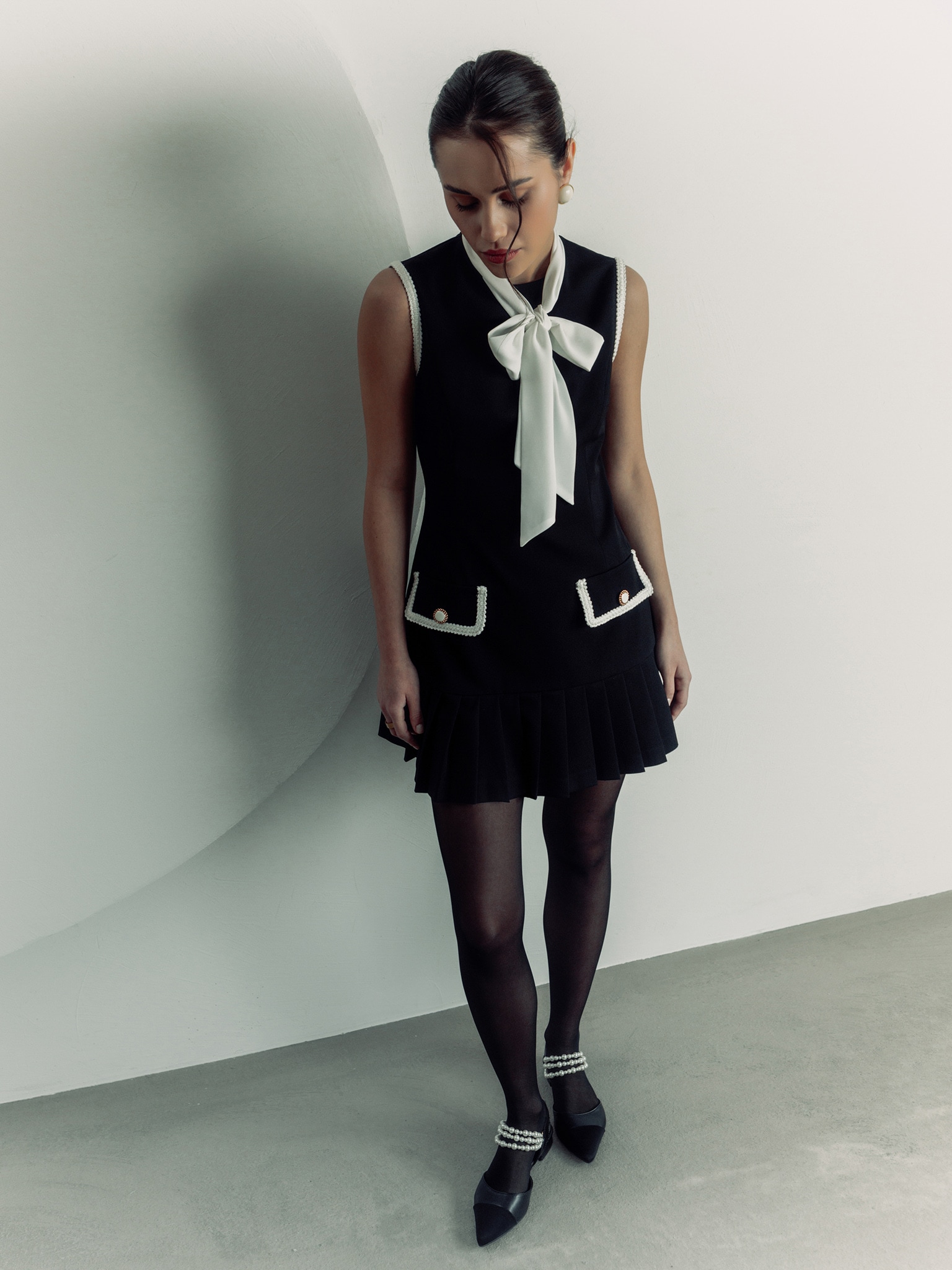 Платье мини без рукавов с бантом на воротнике