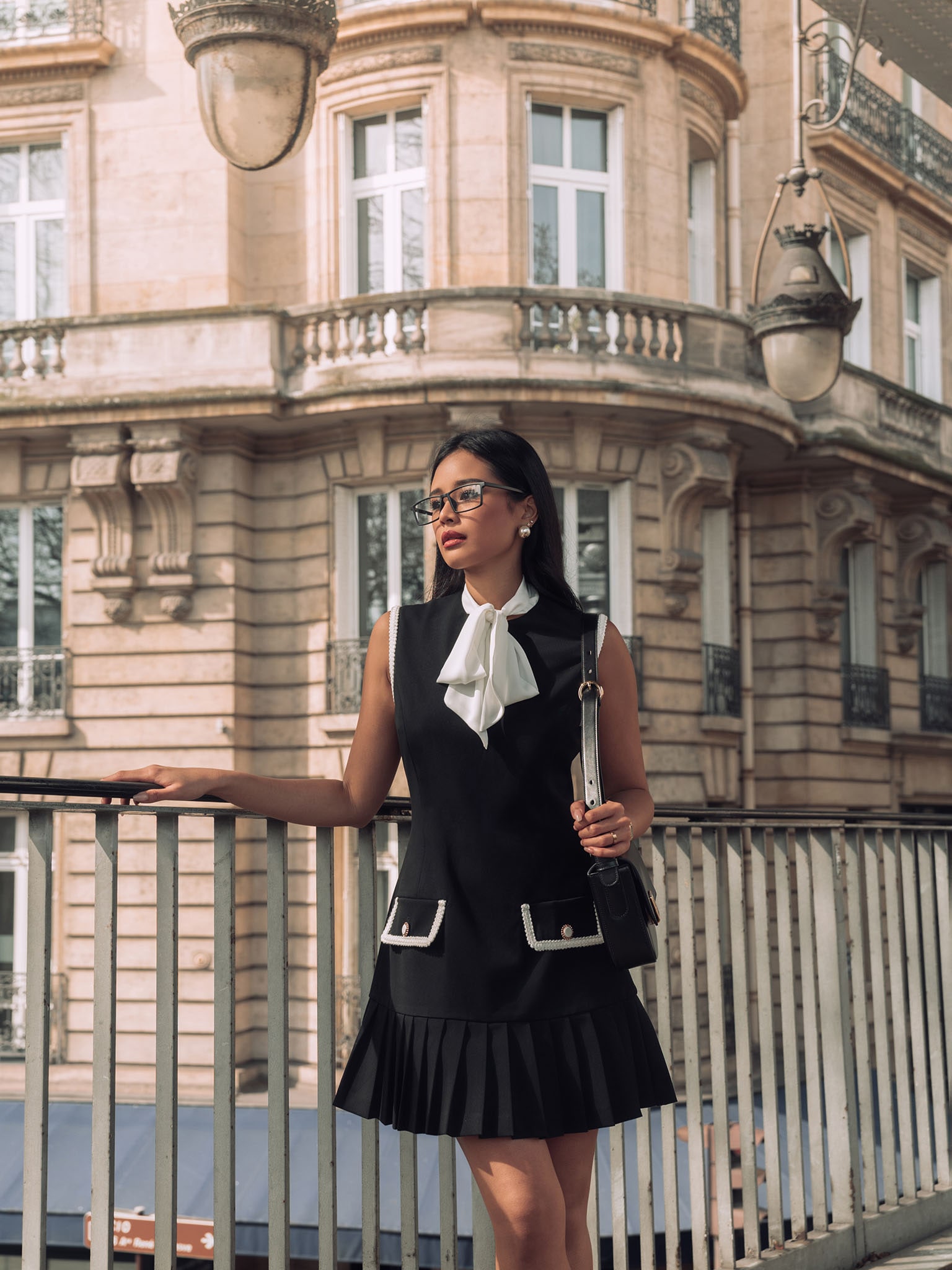 Платье мини без рукавов с бантом на воротнике