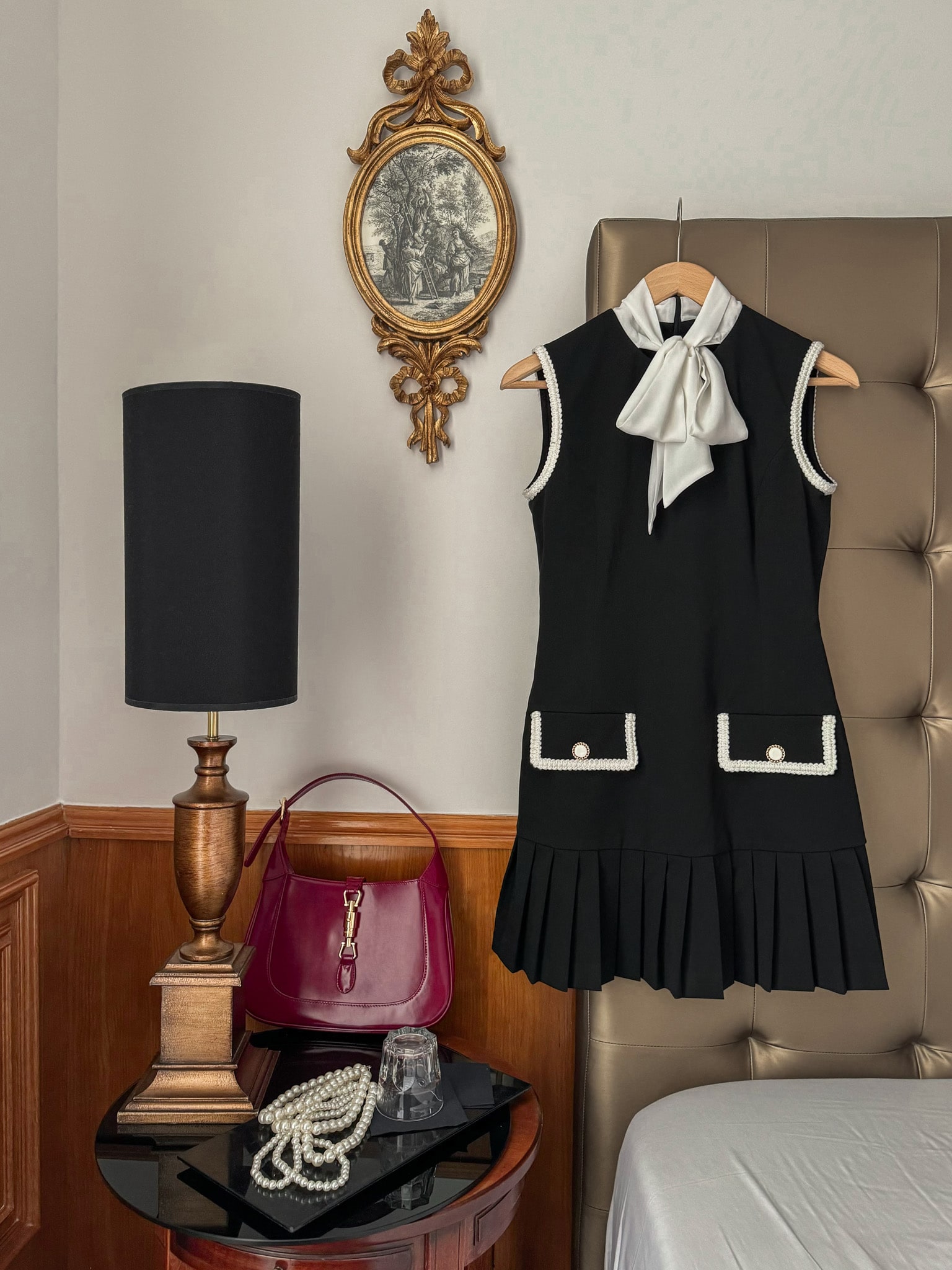 Платье мини без рукавов с бантом на воротнике