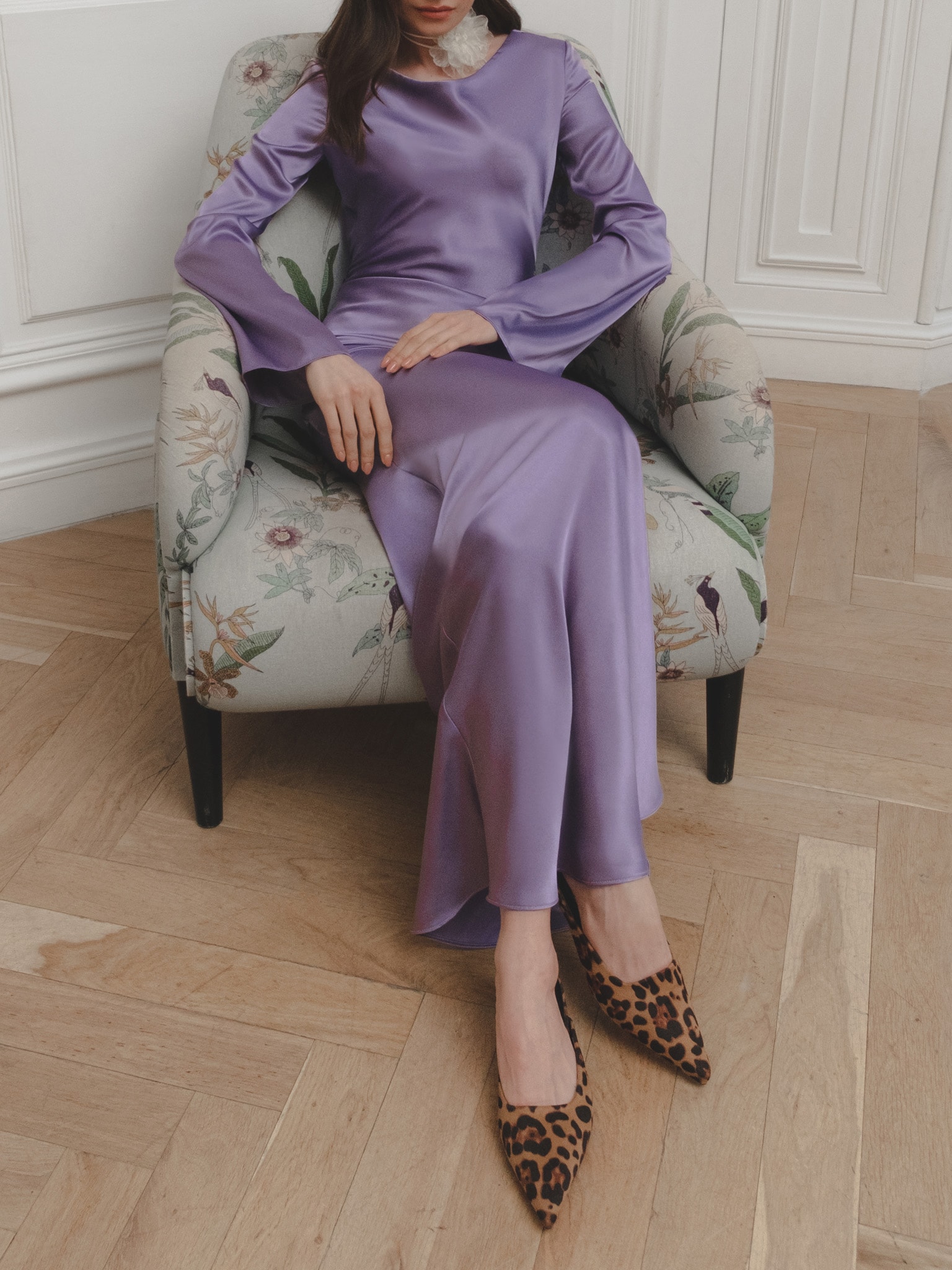 Maxikleid aus Satin mit asymmetrischer Raffung und Spitzenverzierung