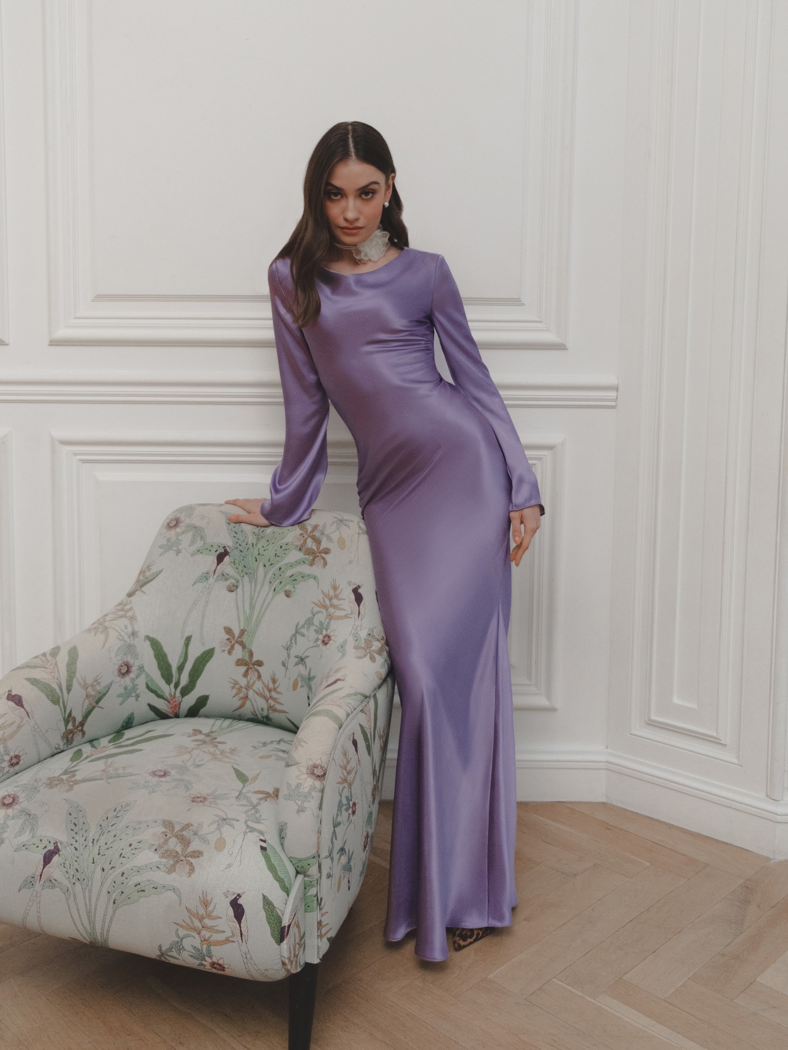 Maxikleid aus Satin mit asymmetrischer Raffung und Spitzenverzierung