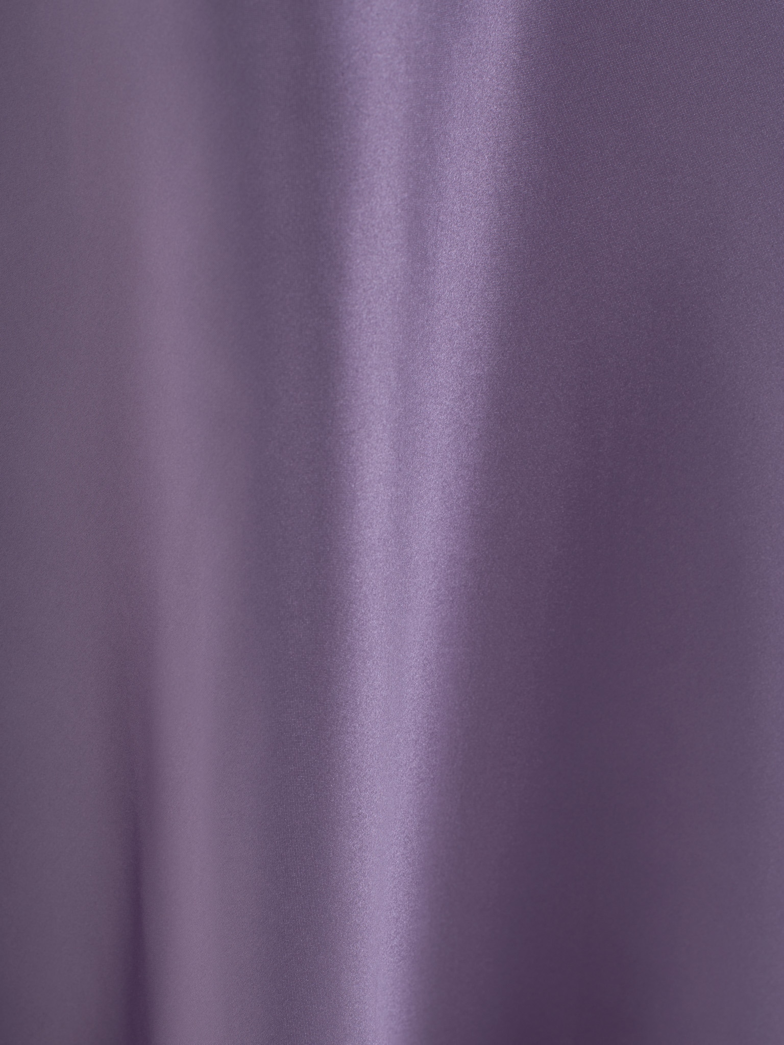 Maxikleid aus Satin mit asymmetrischer Raffung und Spitzenverzierung