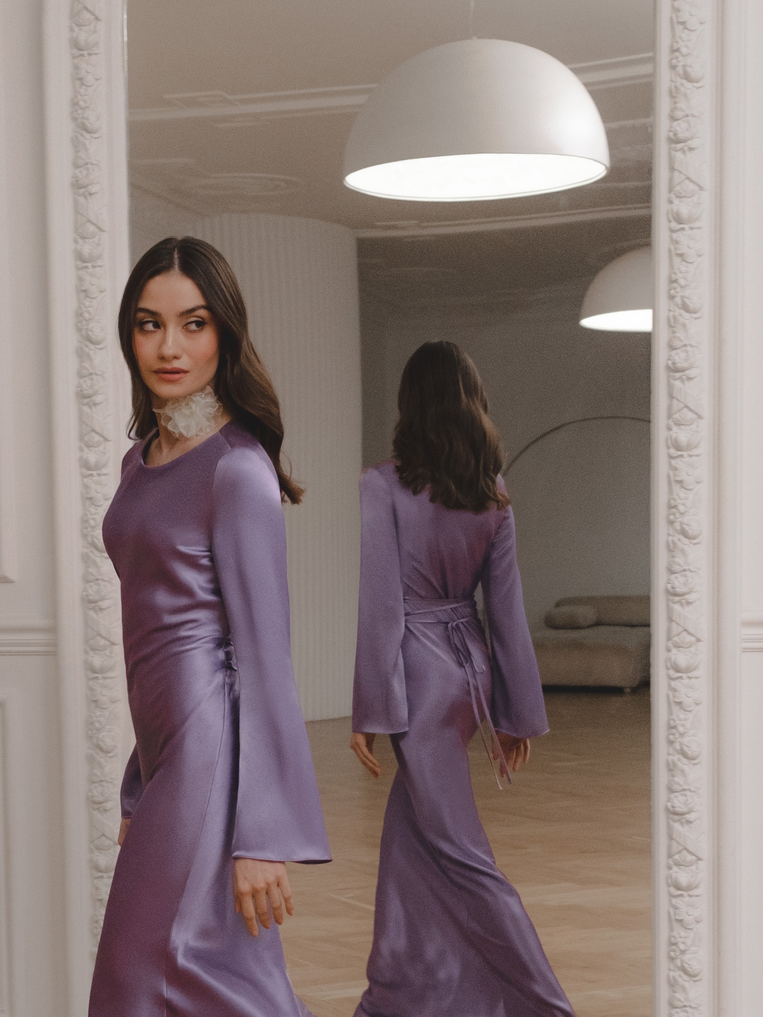 Maxikleid aus Satin mit asymmetrischer Raffung und Spitzenverzierung