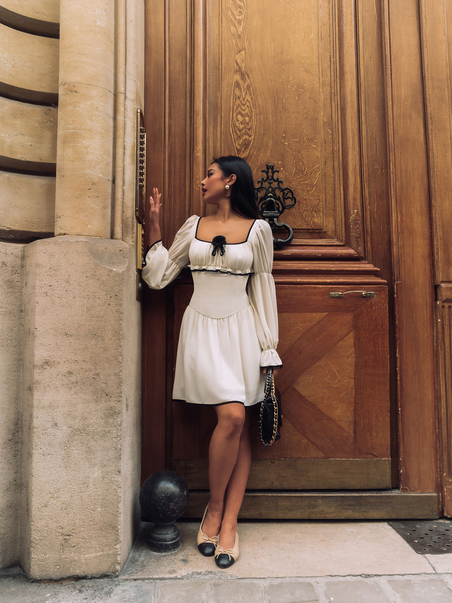 Платье мини с контрастным бантом на лифе и цветком