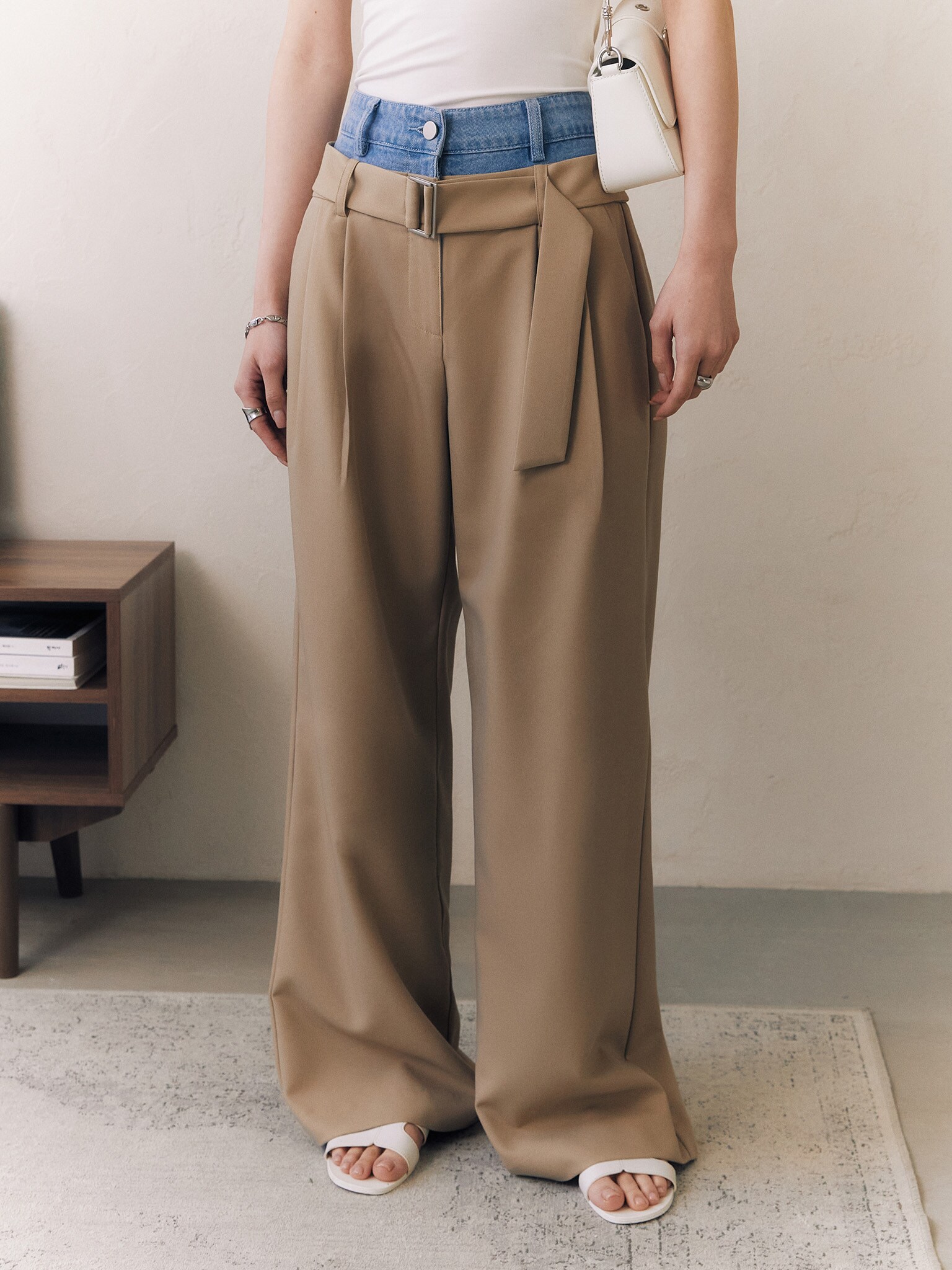Loose trousers with contrasting elastic band :: LICHI - Online