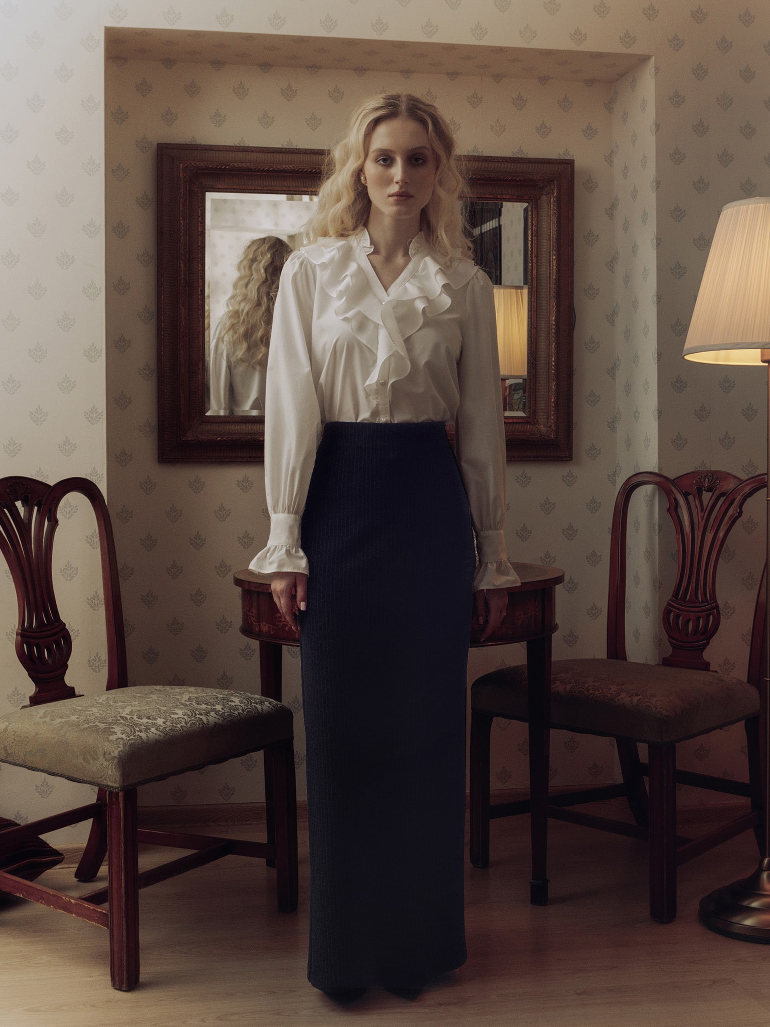 Straight blouse with ruffle at the collar