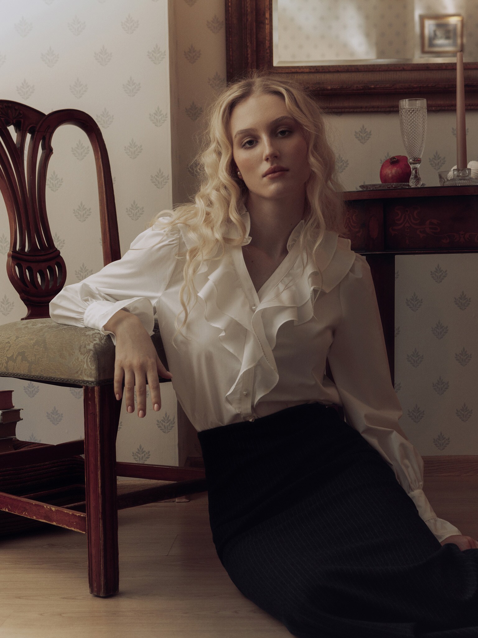 Straight blouse with ruffle at the collar