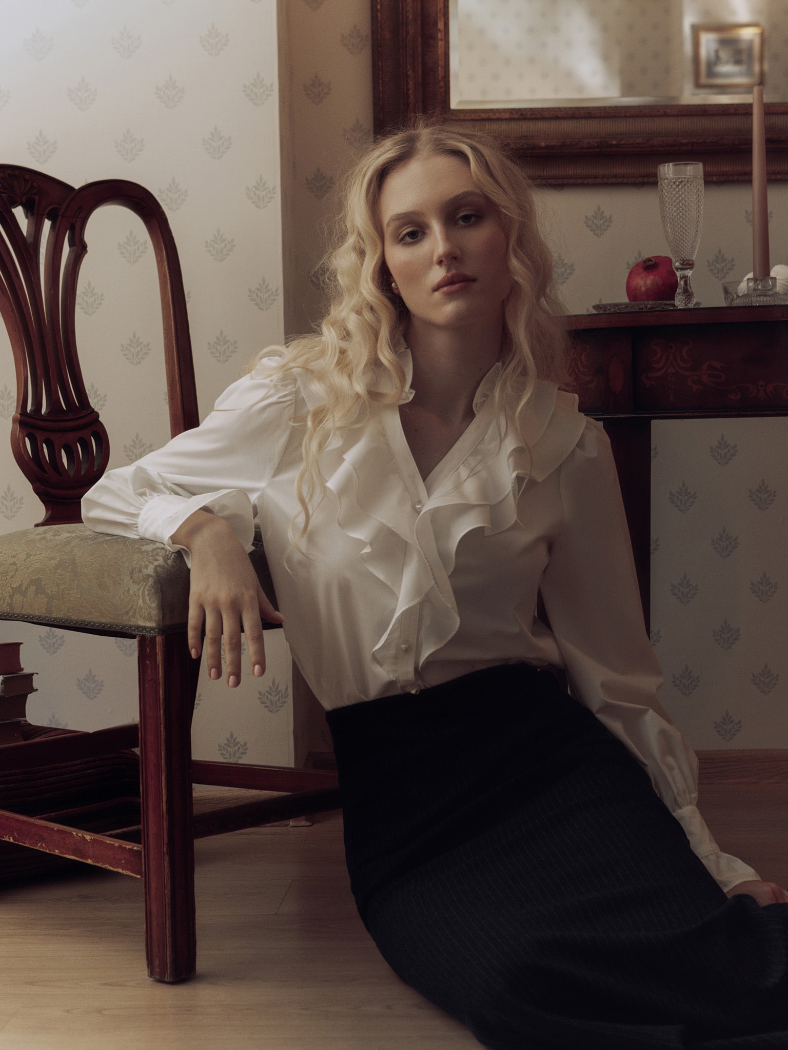 Straight blouse with ruffle at the collar