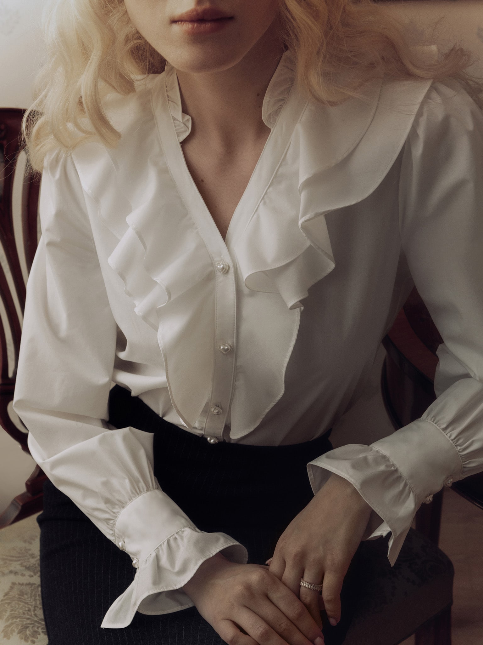 Straight blouse with ruffle at the collar