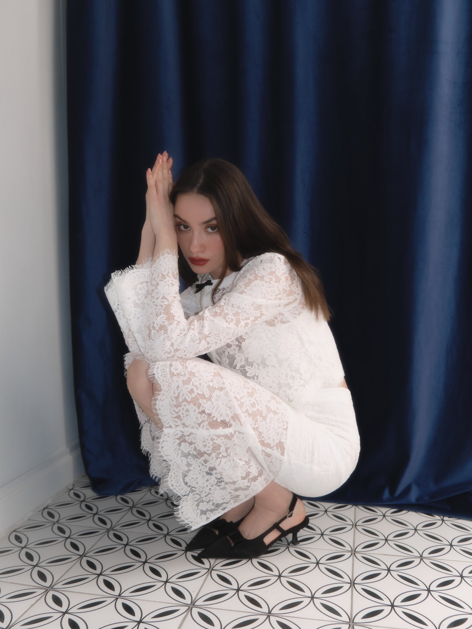 Кружевная юбка миди с контрастным бантом