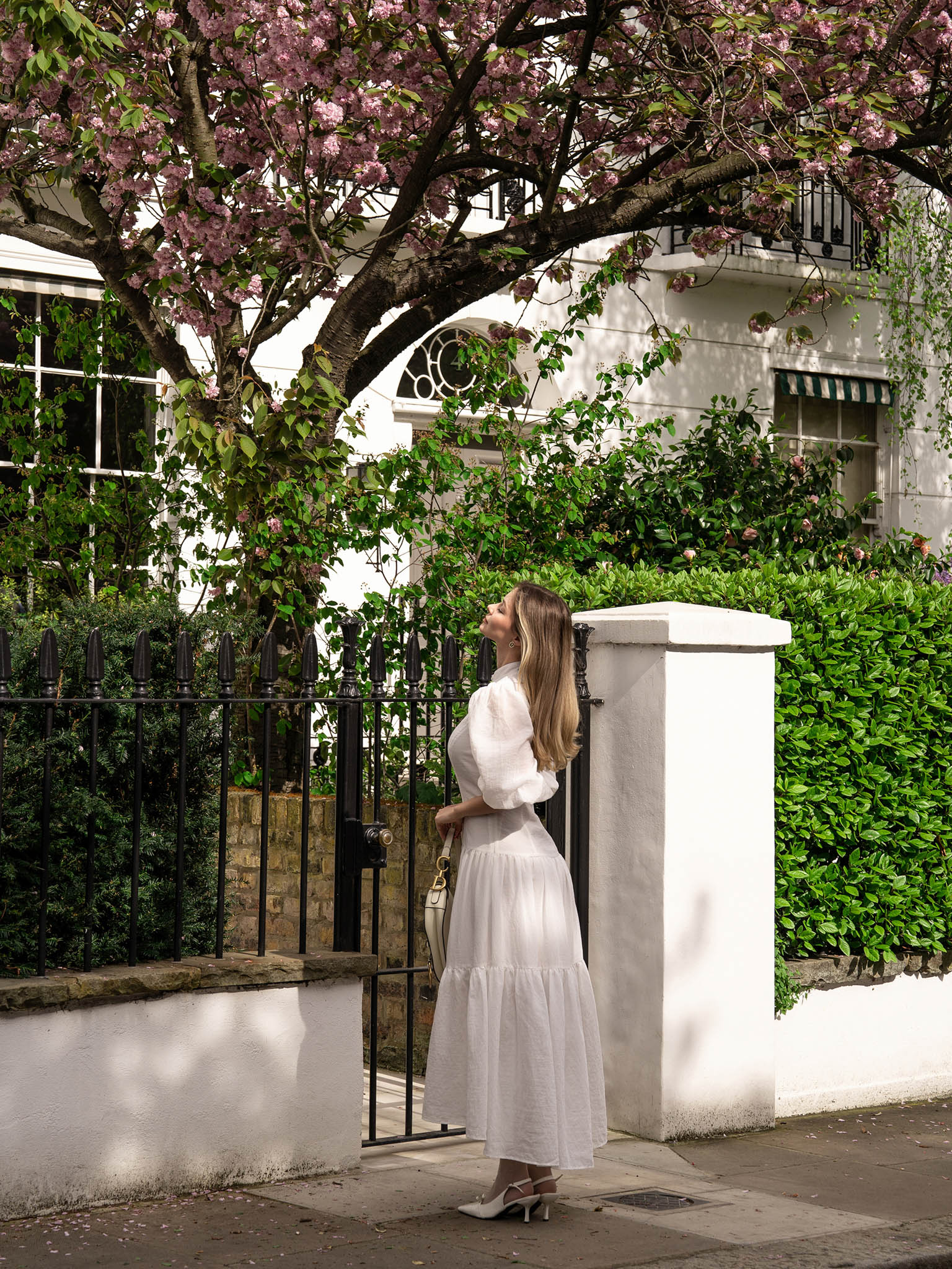 Lightweight midi dress in textured fabric with voluminous sleeves