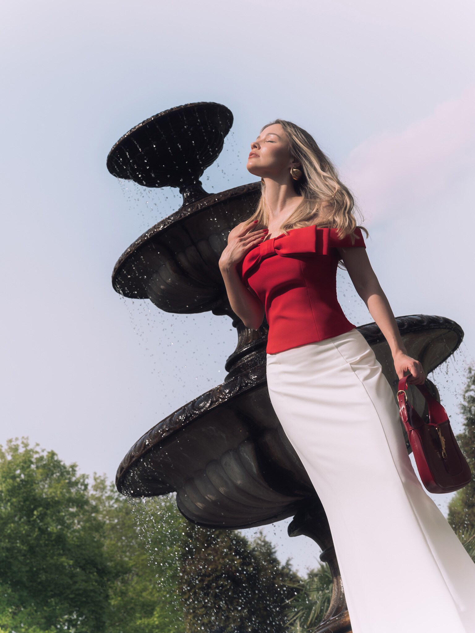 Корсетный топ с открытыми плечами и бантом спереди