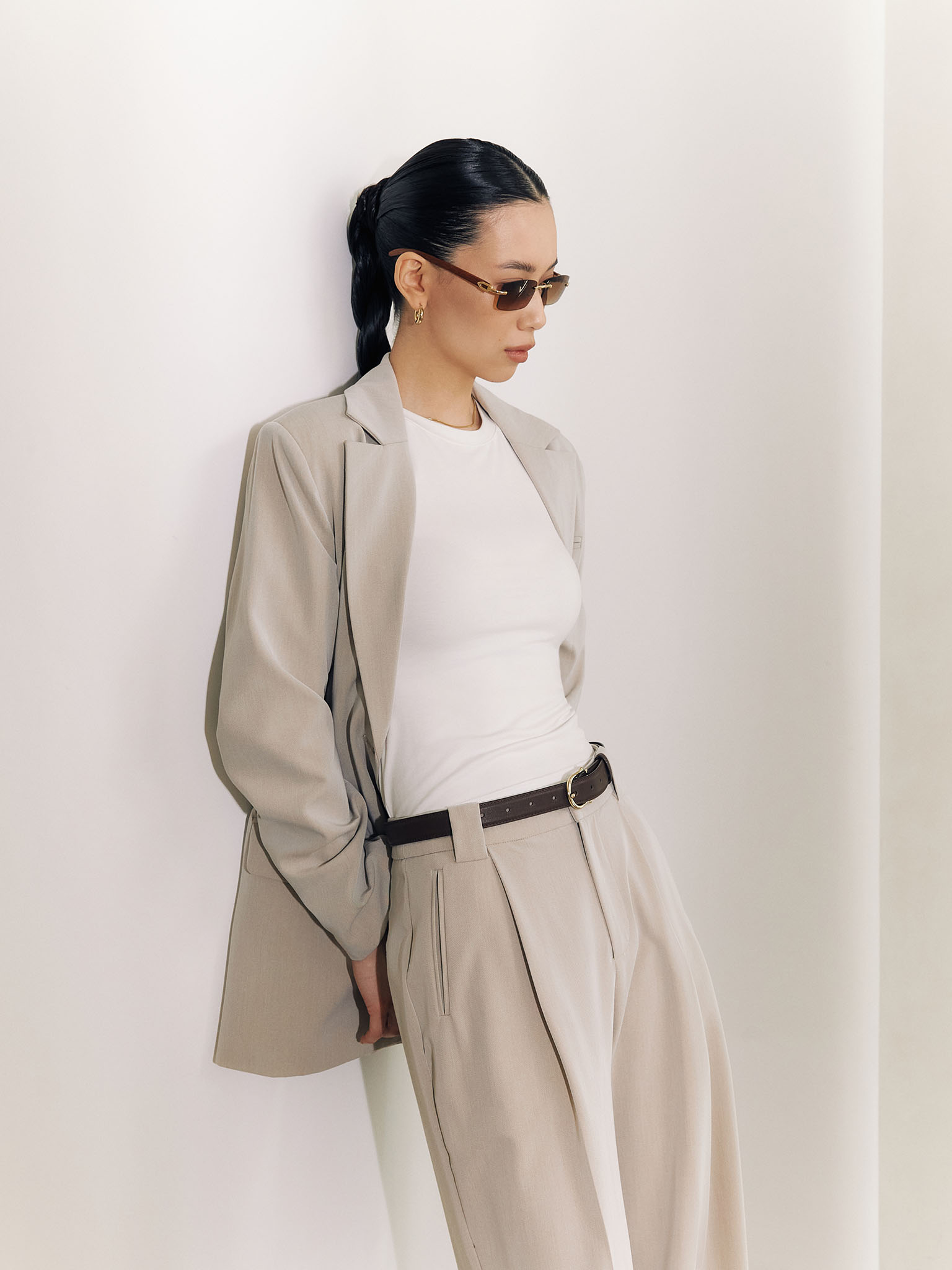 Garniturowy żakiet ze złotymi guzikami