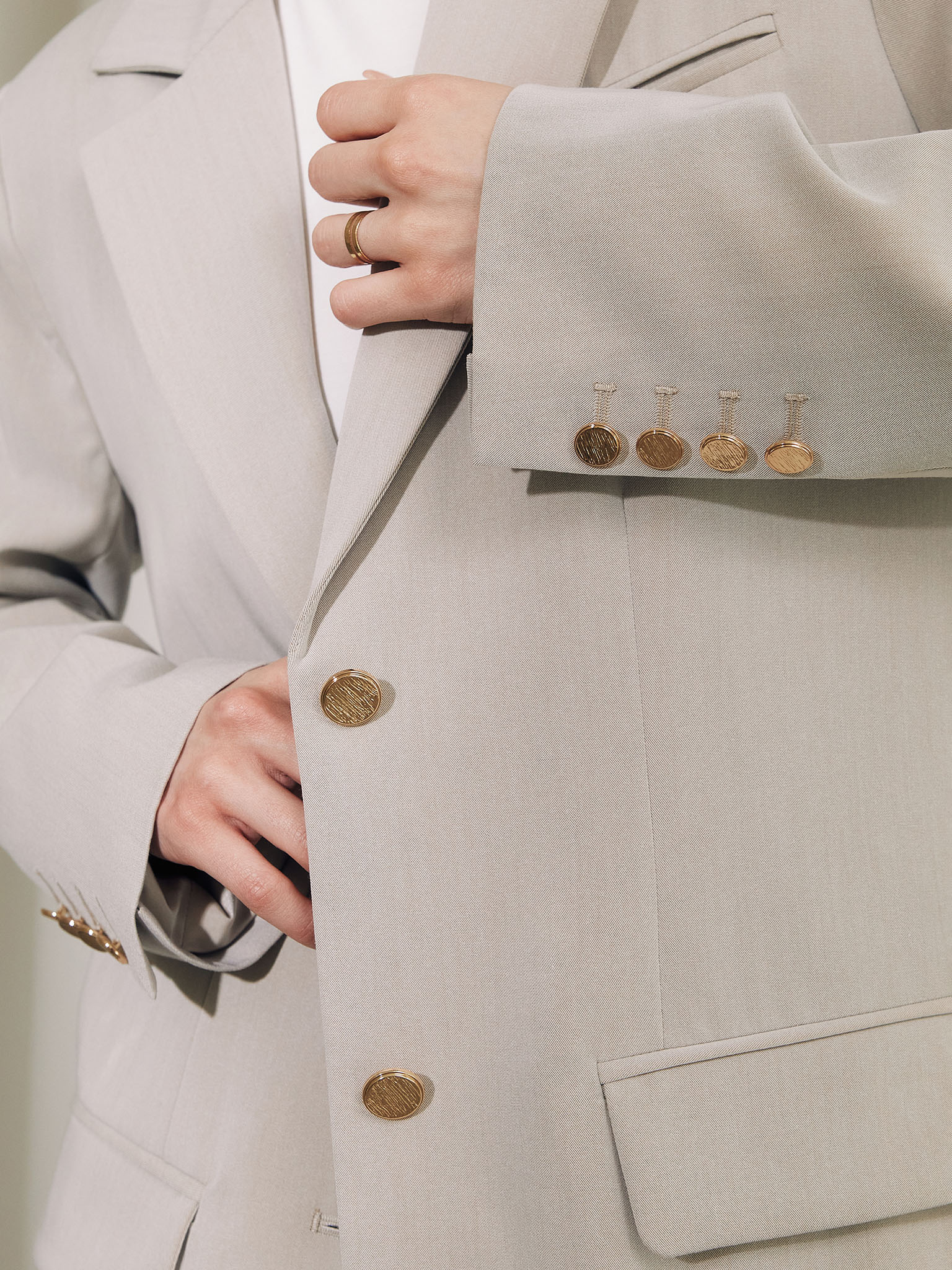 Garniturowy żakiet ze złotymi guzikami