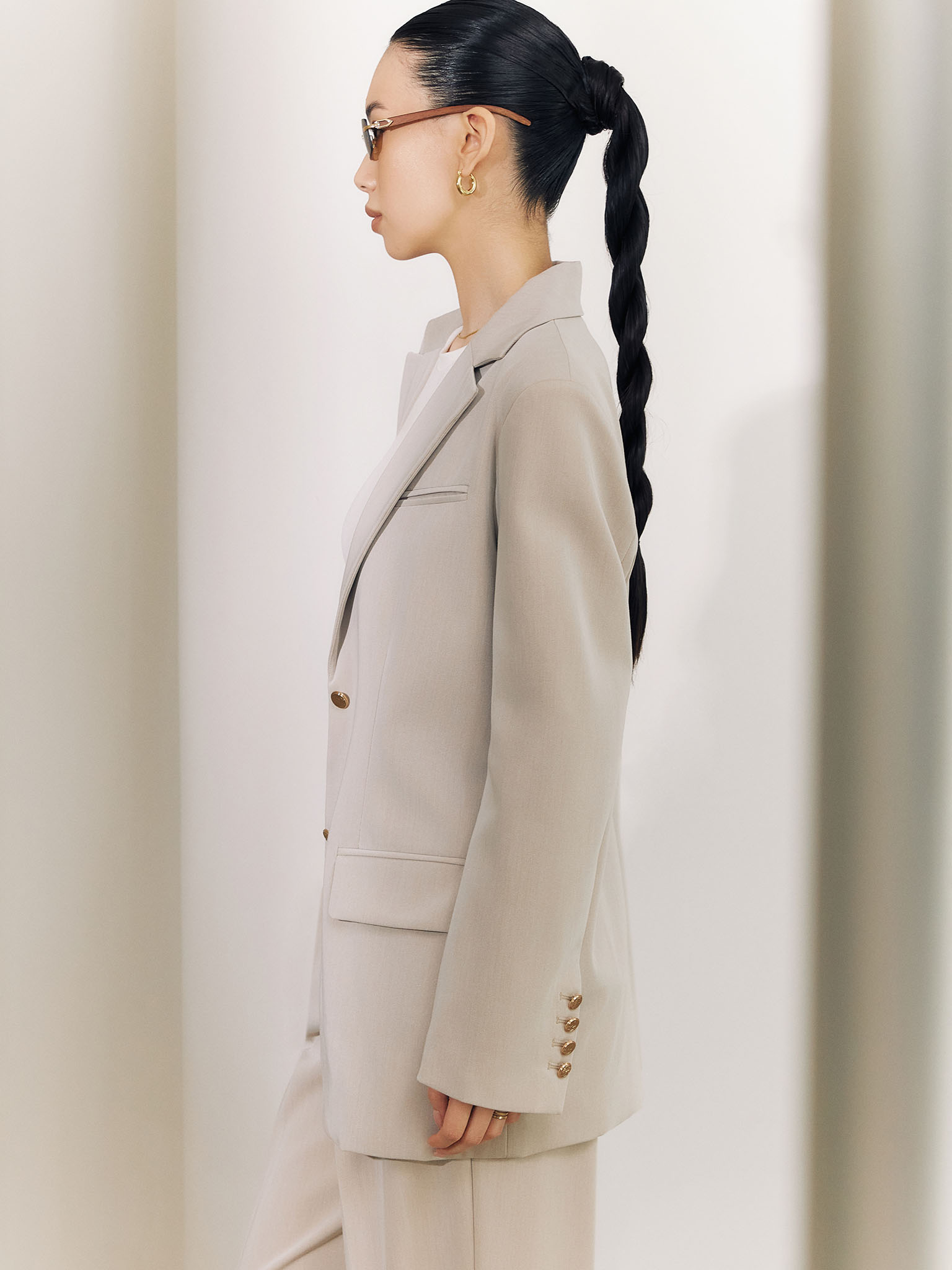 Garniturowy żakiet ze złotymi guzikami