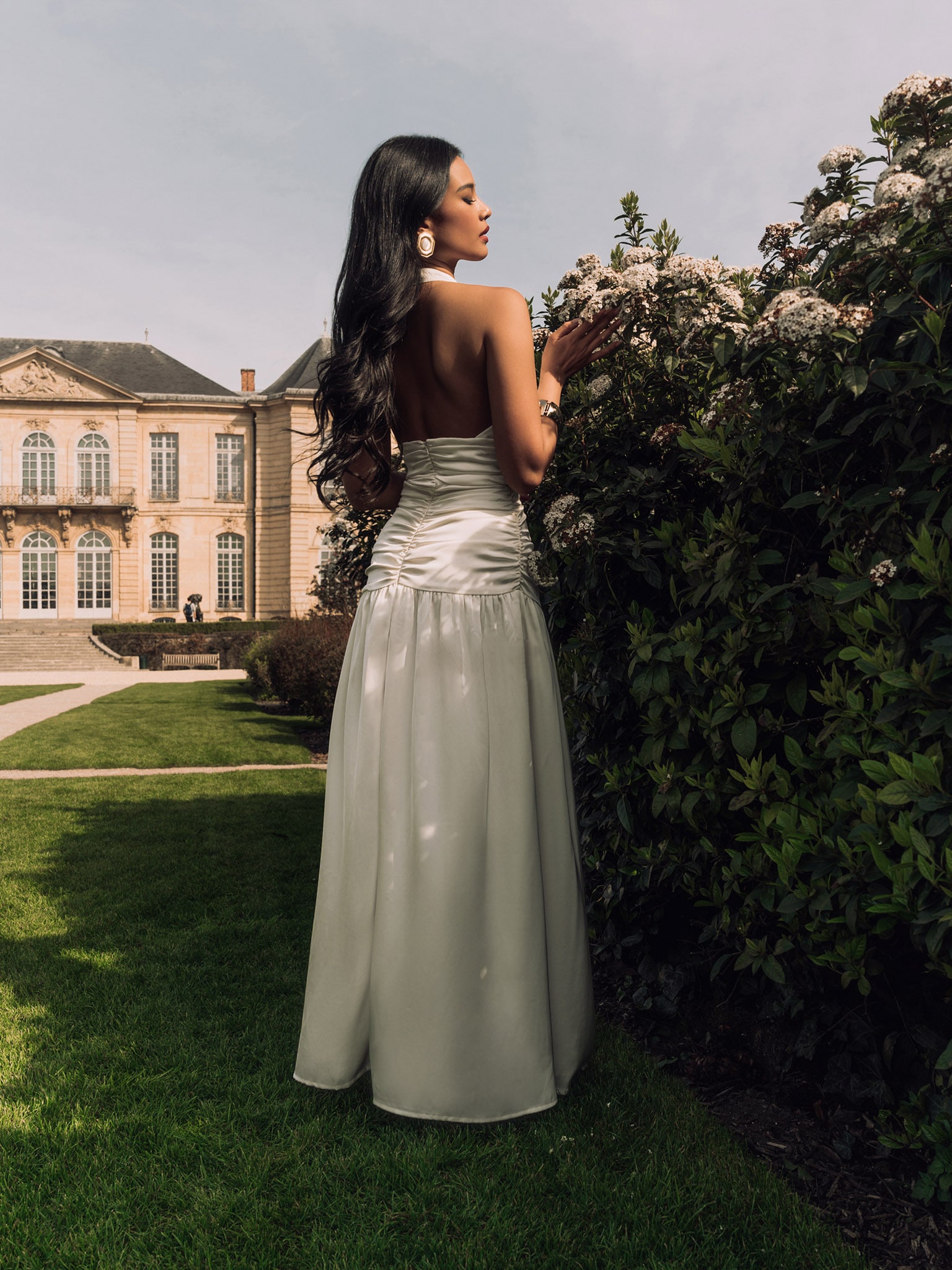 Satynowa sukienka maxi z kołnierzem typu halter i drapowanym gorsetem