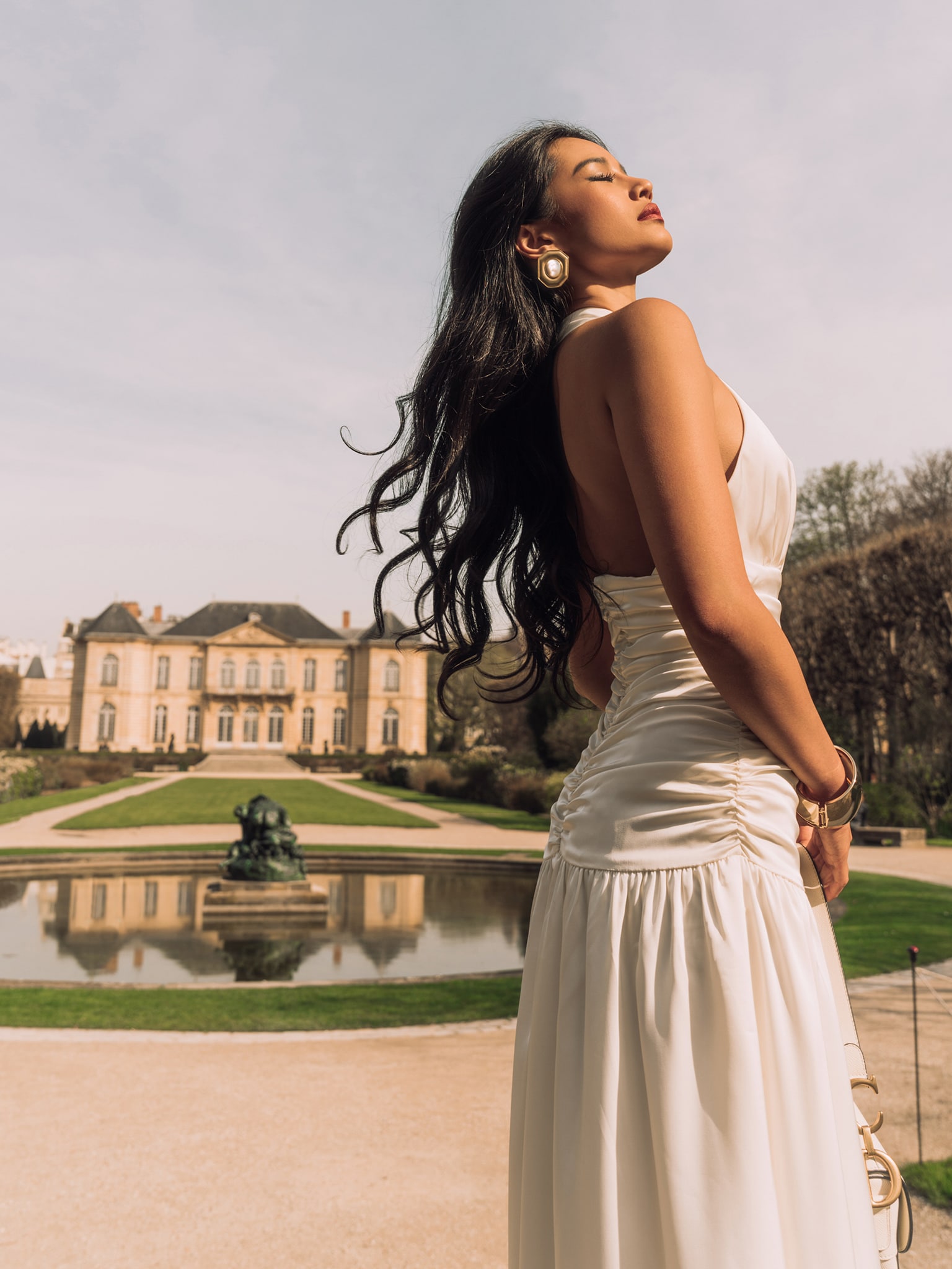 Satynowa sukienka maxi z kołnierzem typu halter i drapowanym gorsetem