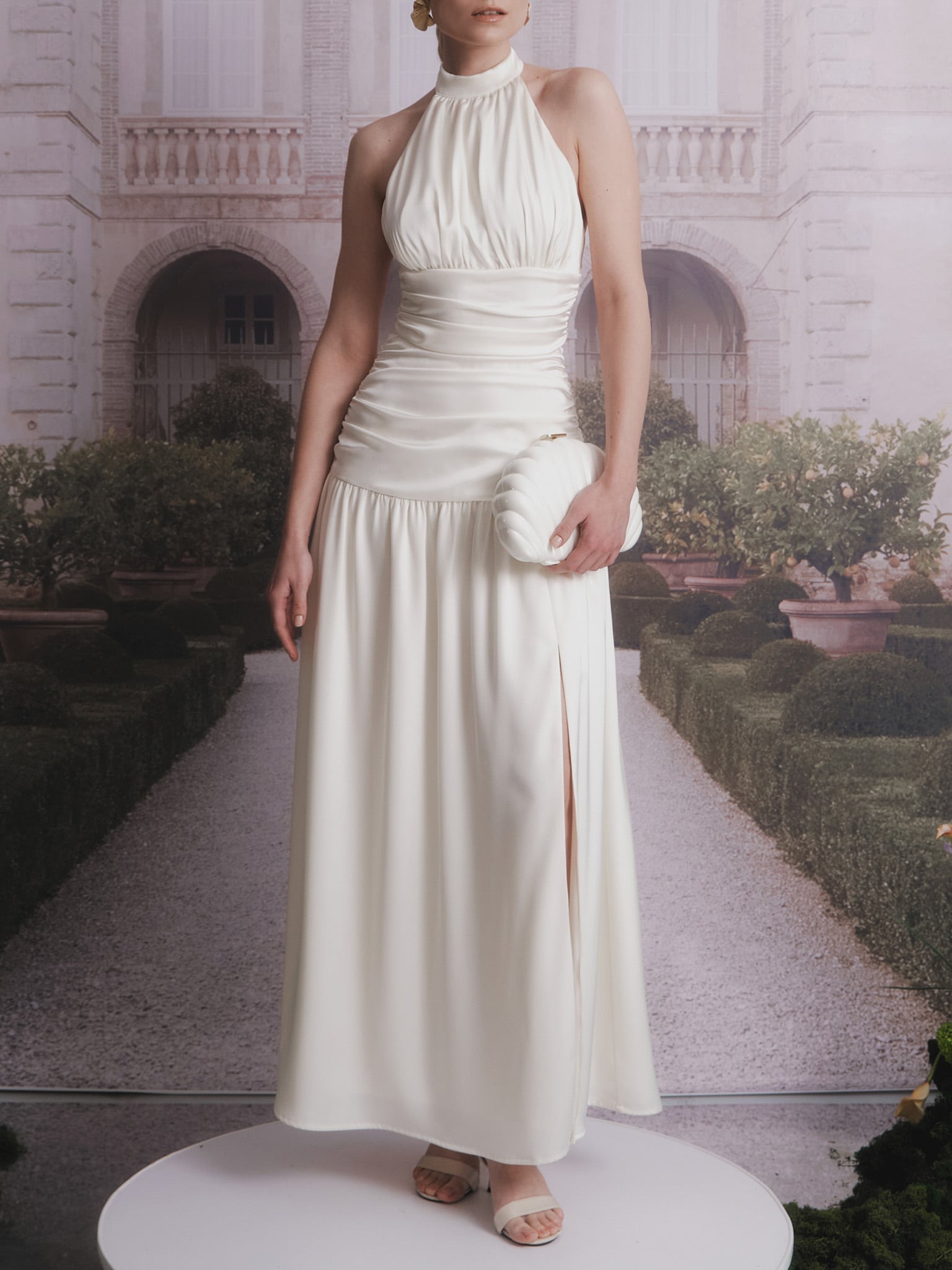 Satynowa sukienka maxi z kołnierzem typu halter i drapowanym gorsetem