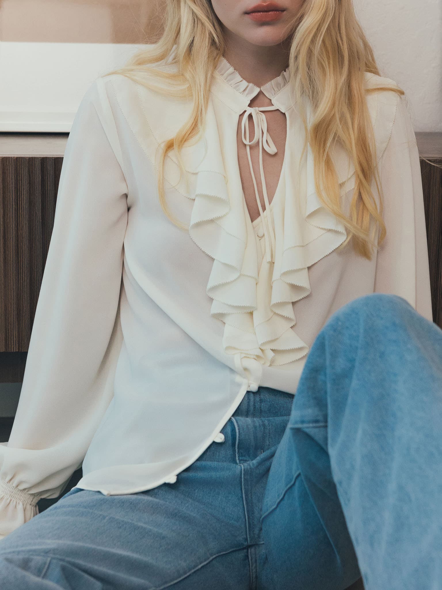 Light blouse with flounces and ties at the collar