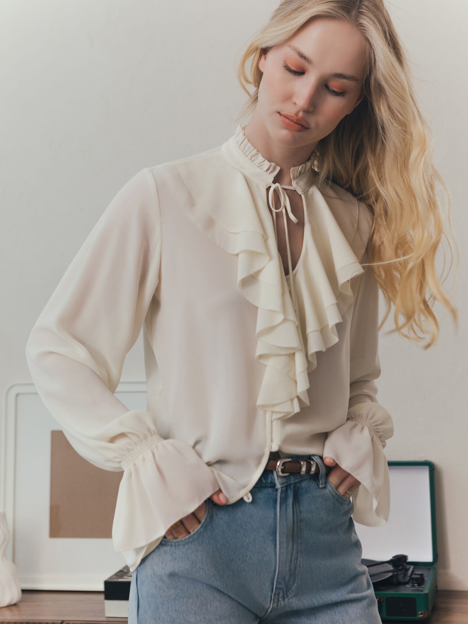 Легкая блуза с воланами и завязками на воротнике