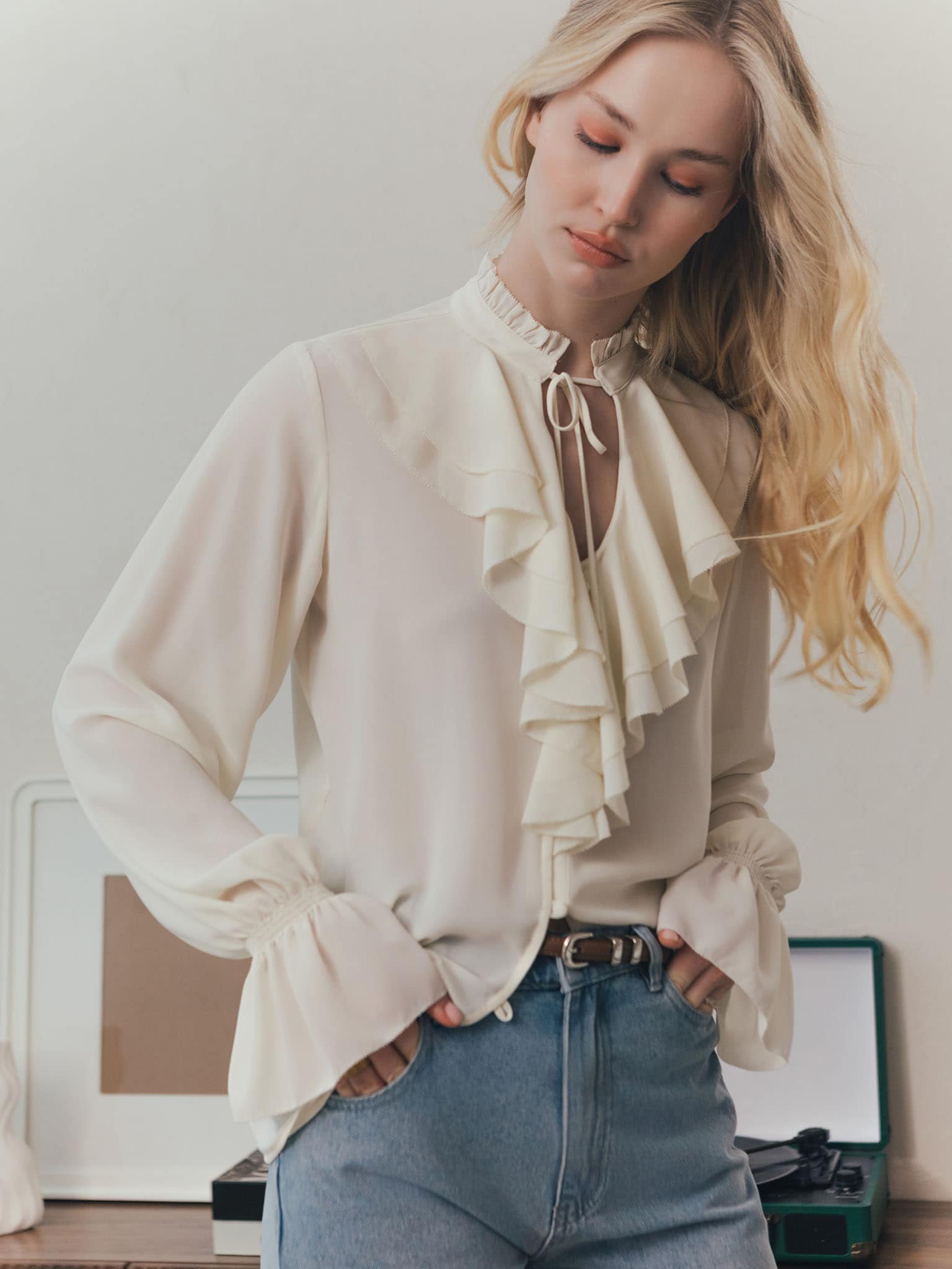 Light blouse with flounces and ties at the collar