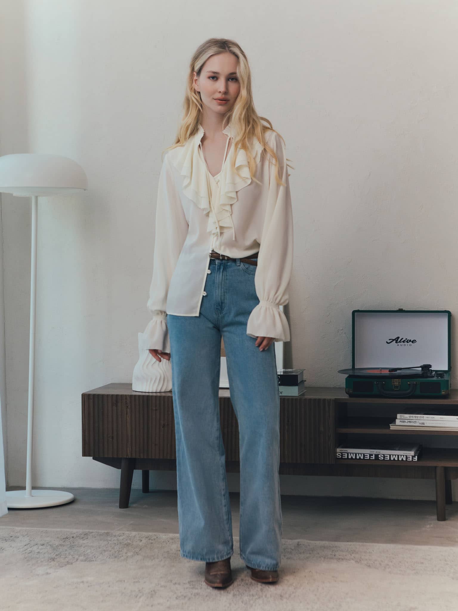 Light blouse with flounces and ties at the collar