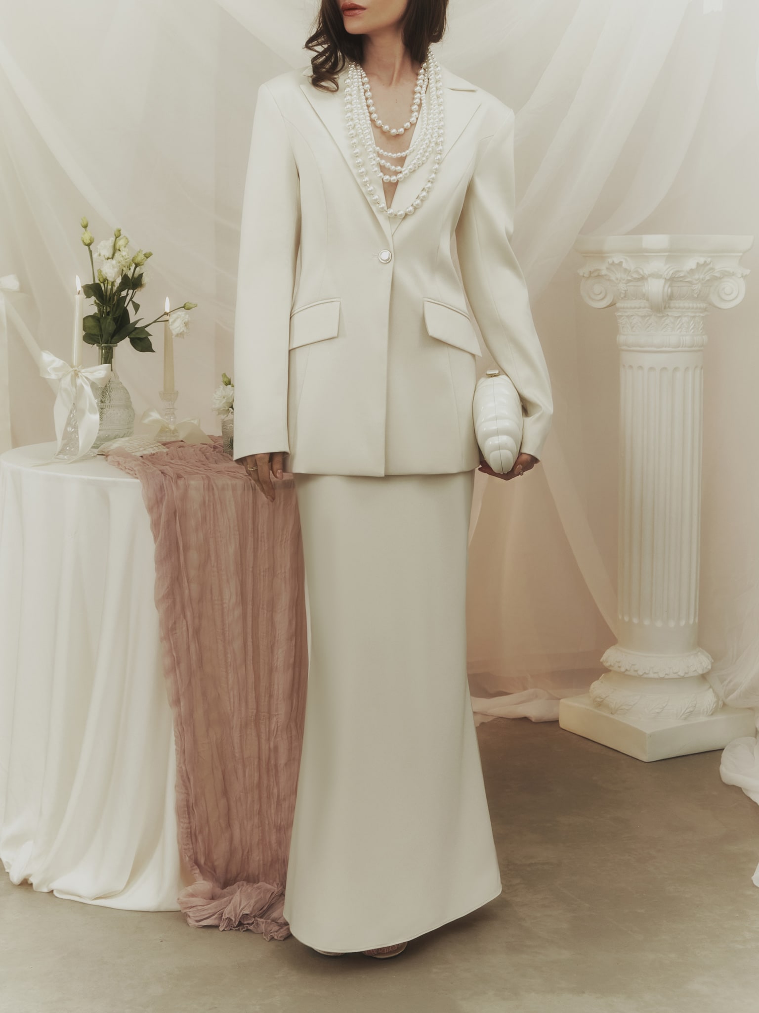 Straight single-breasted jacket with pearlescent buttons