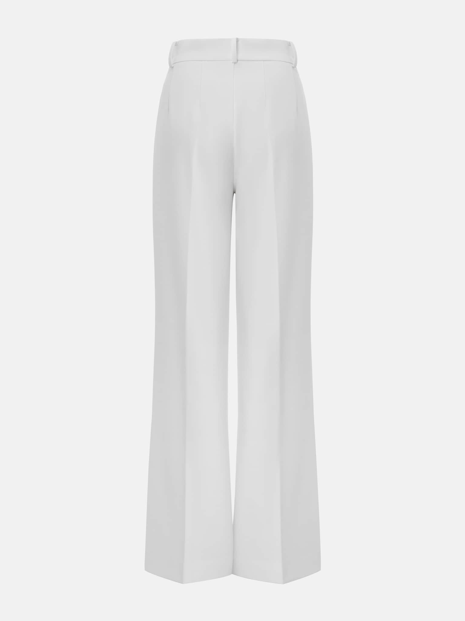 Свободные брюки с защипами на талии