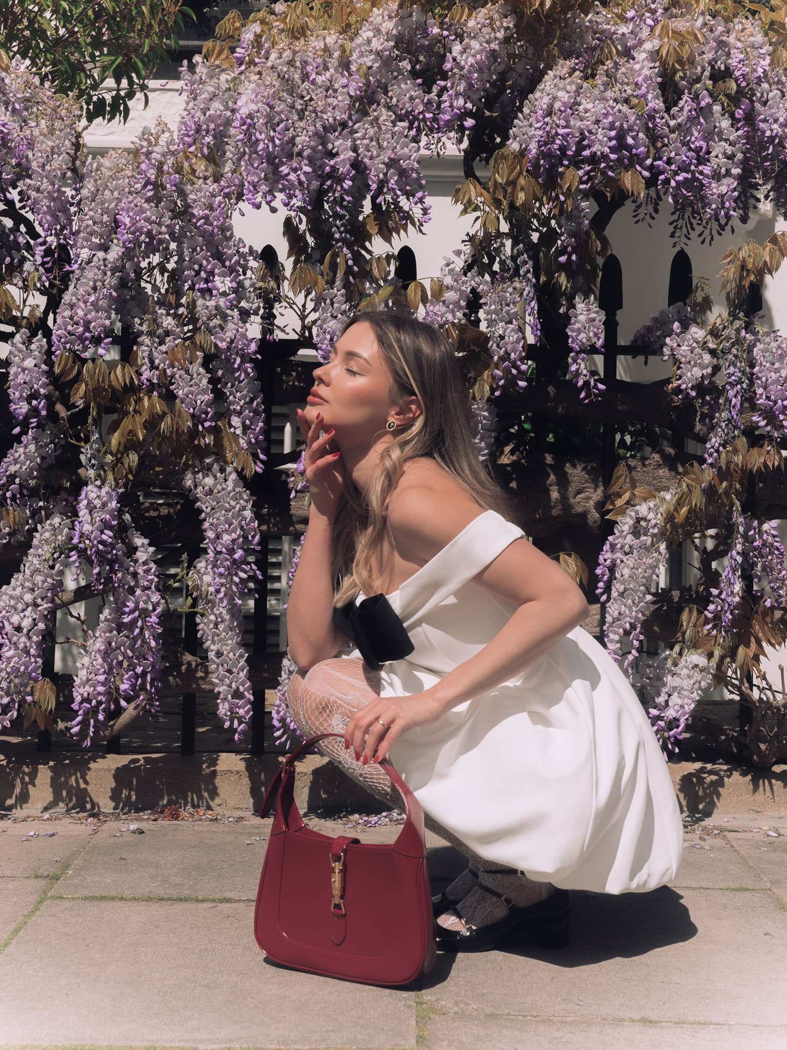 Платье мини с открытыми плечами и бантом на лифе