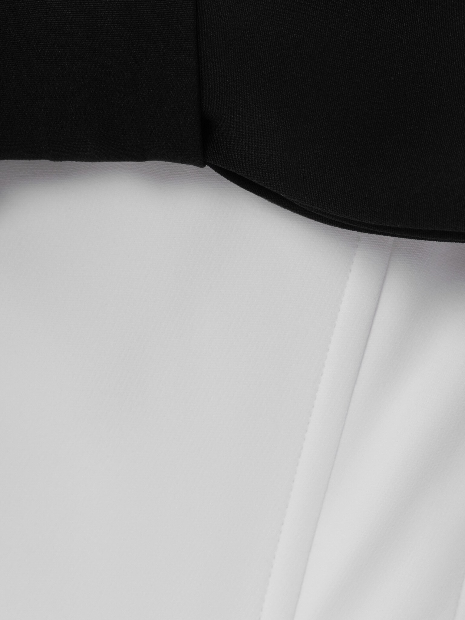 Платье мини с открытыми плечами и бантом на лифе