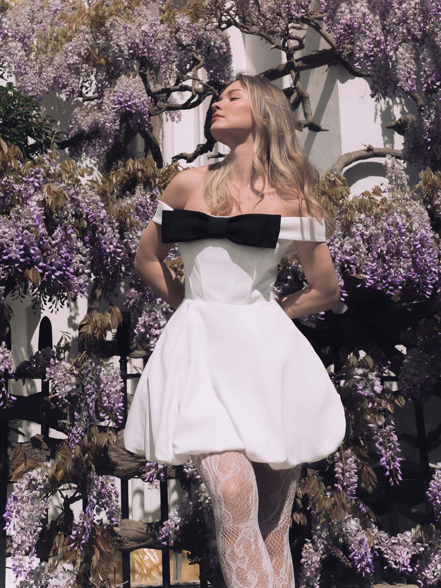 Платье мини с открытыми плечами и бантом на лифе