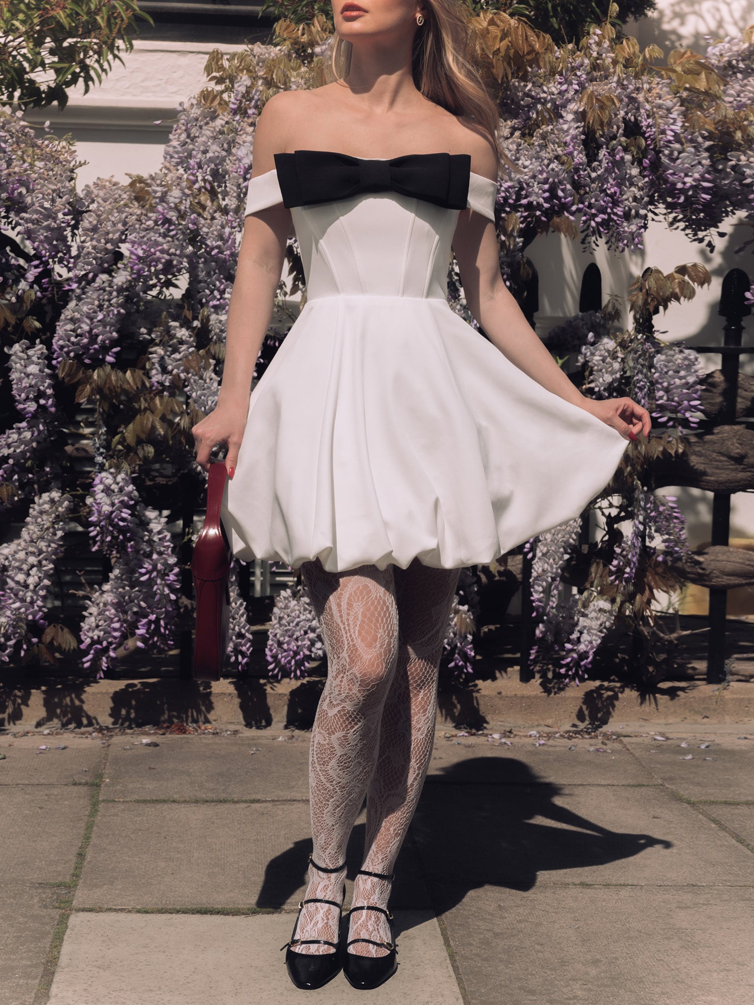 Платье мини с открытыми плечами и бантом на лифе