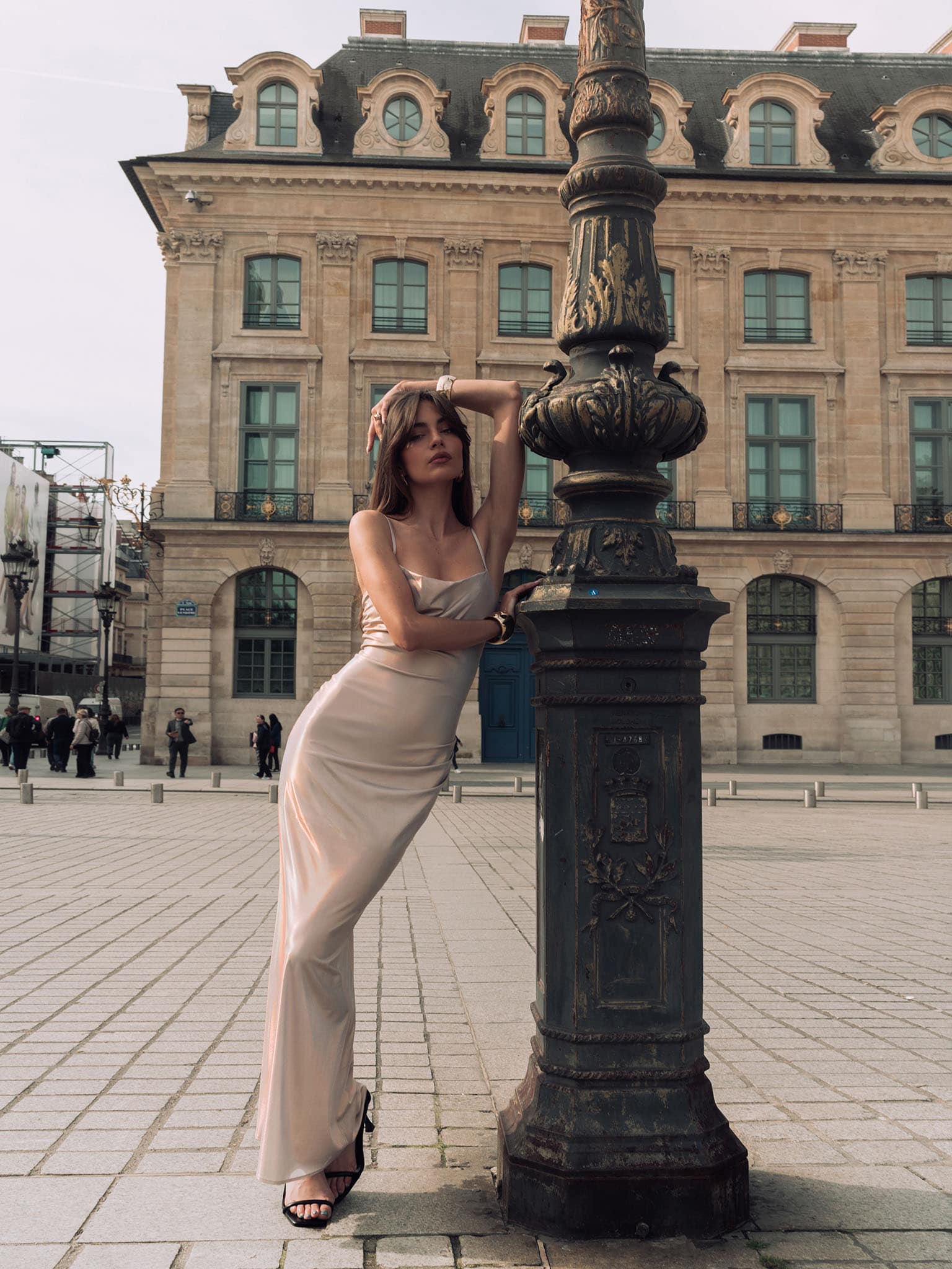 Платье-комбинация макси из золотистой сияющей ткани