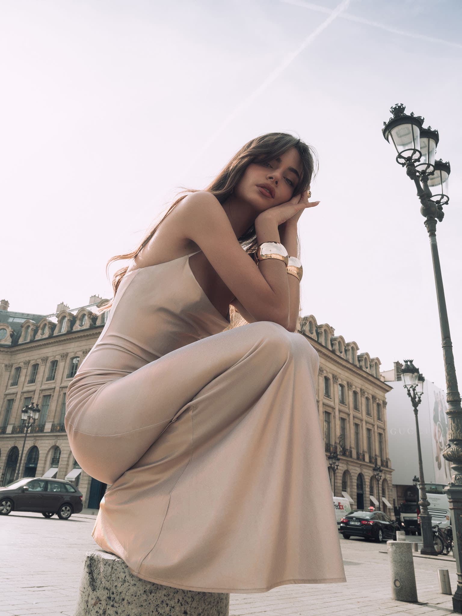 Платье-комбинация макси из золотистой сияющей ткани