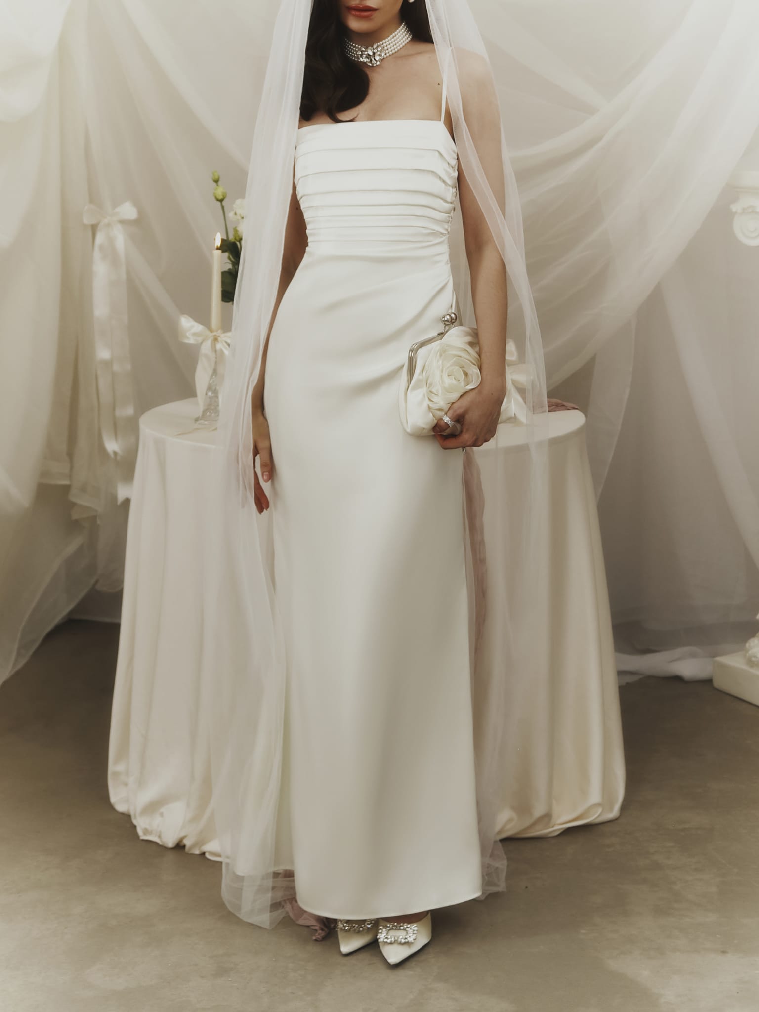 Атласное платье макси на бретелях со складками на лифе