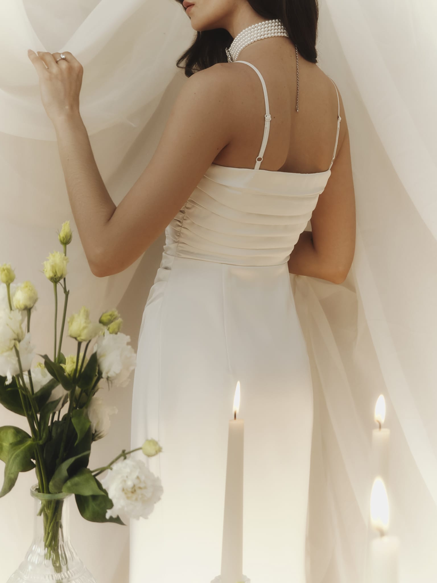 Атласное платье макси на бретелях со складками на лифе