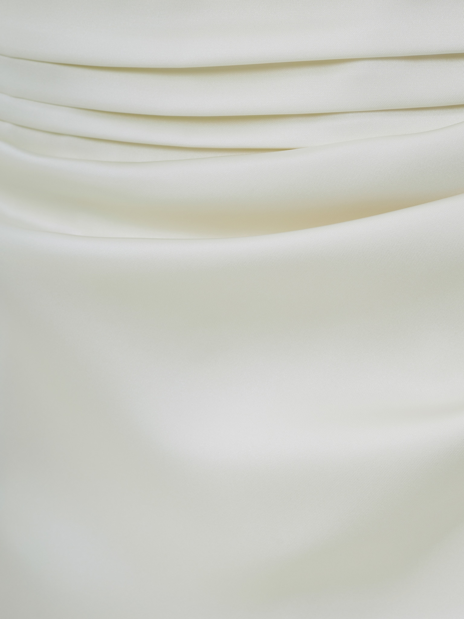 Атласное платье макси на бретелях со складками на лифе