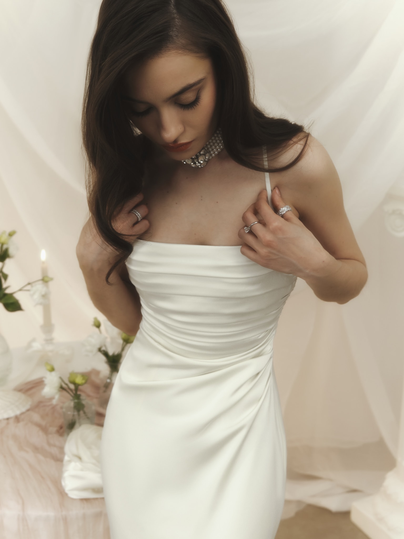 Атласное платье макси на бретелях со складками на лифе