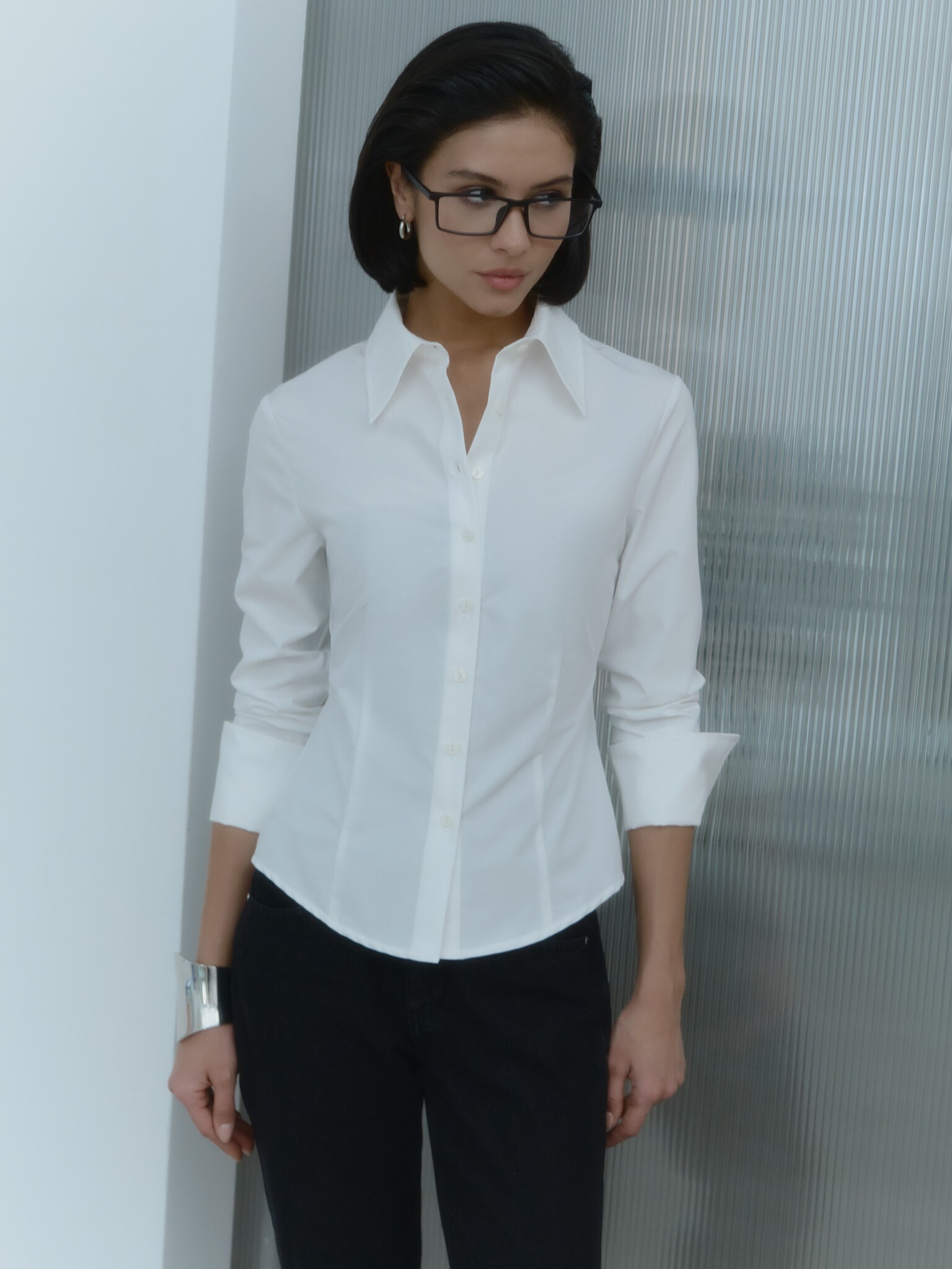 Fitted shirt with triangular collar