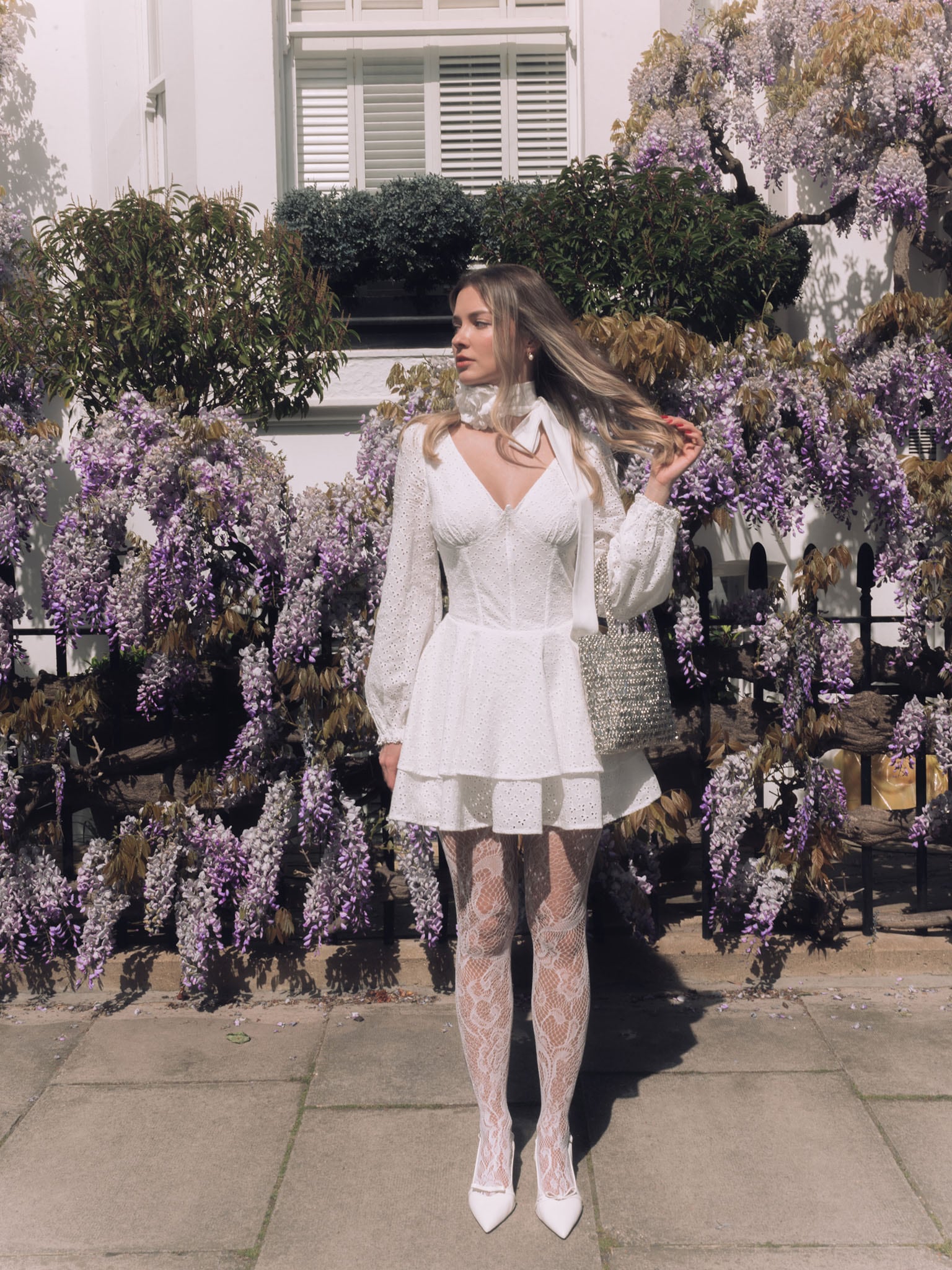 Dopasowana mini sukienka z gorsetem i bufiastą spódnicą