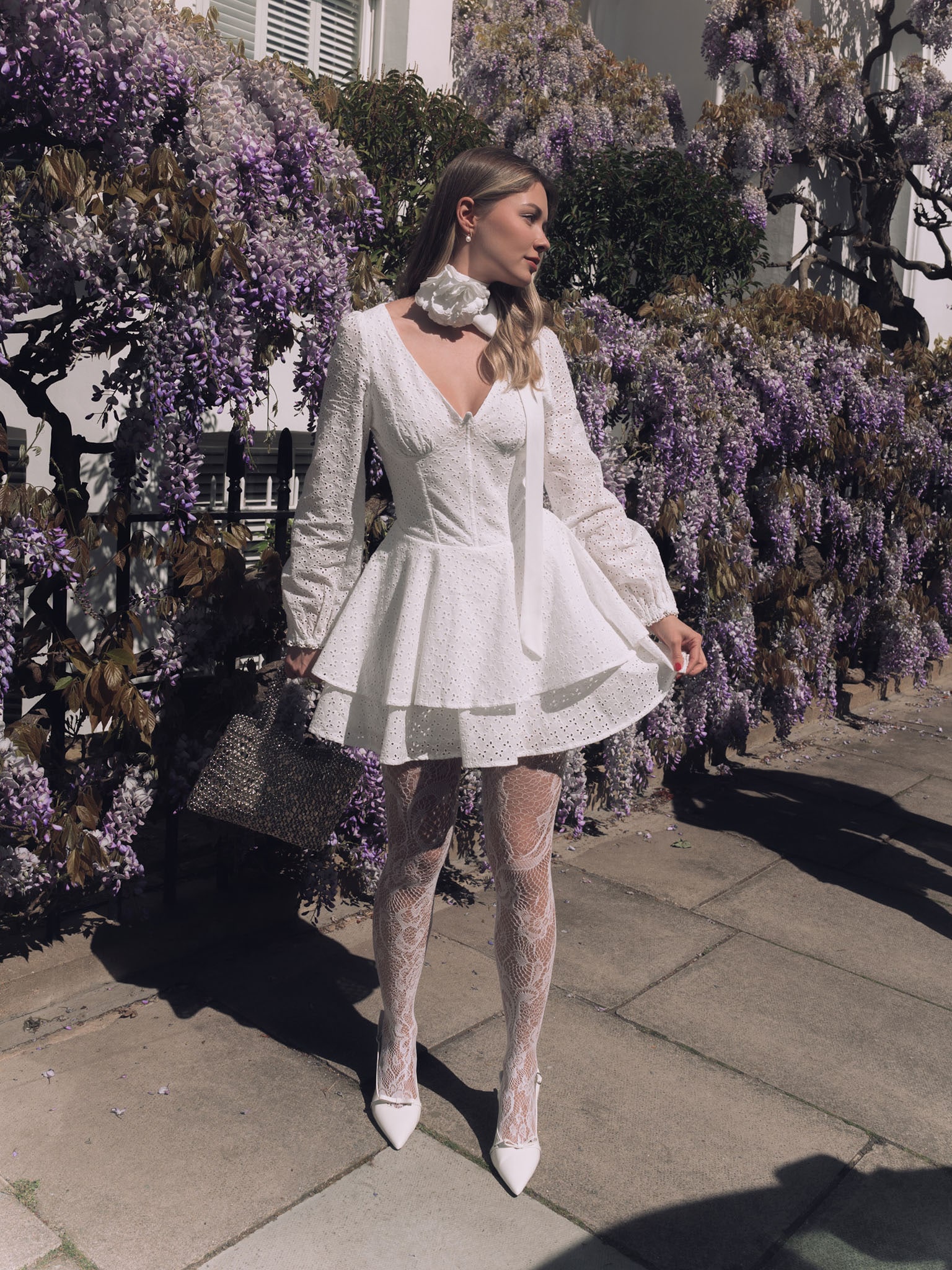 Dopasowana mini sukienka z gorsetem i bufiastą spódnicą