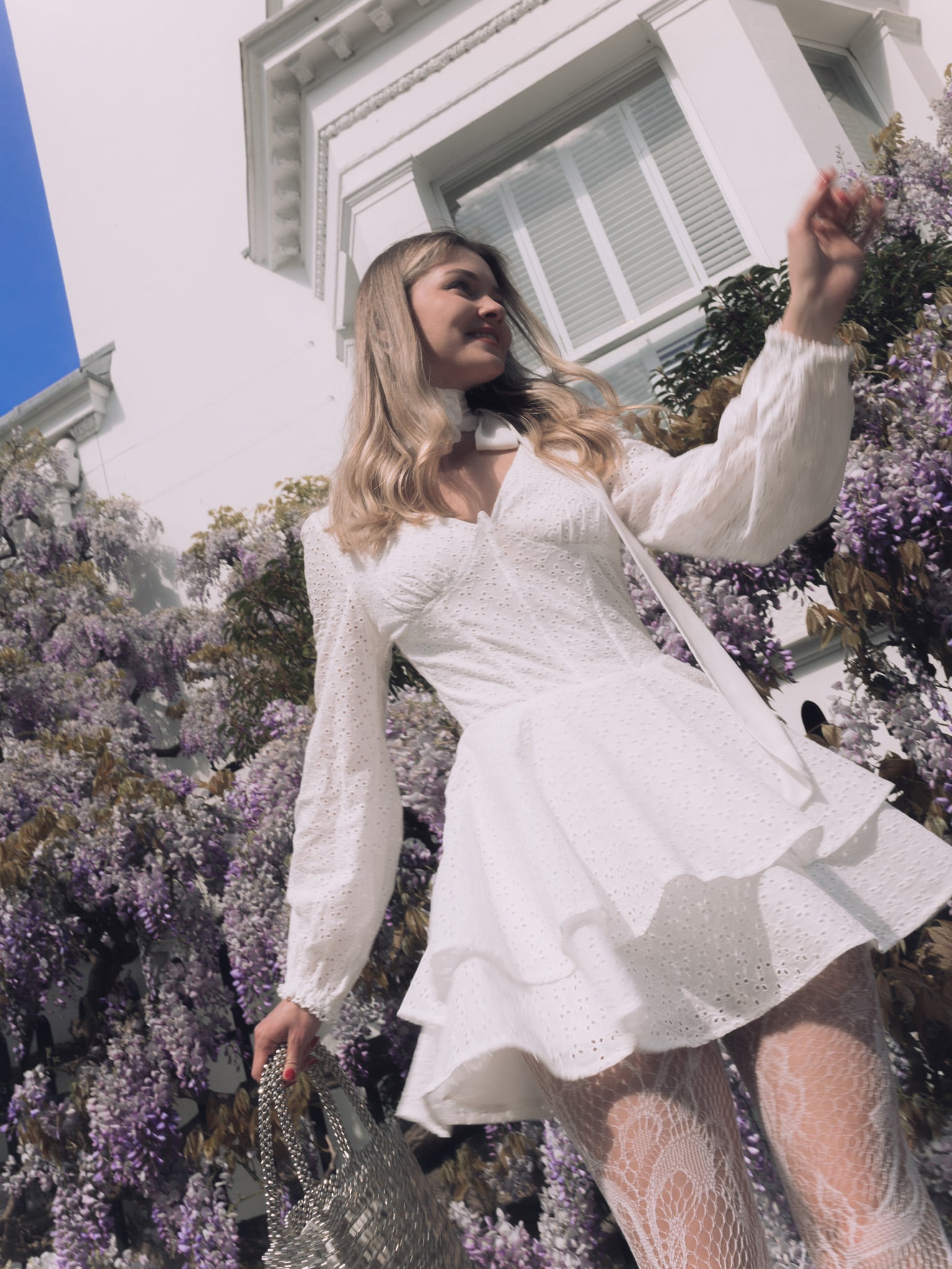 Dopasowana mini sukienka z gorsetem i bufiastą spódnicą