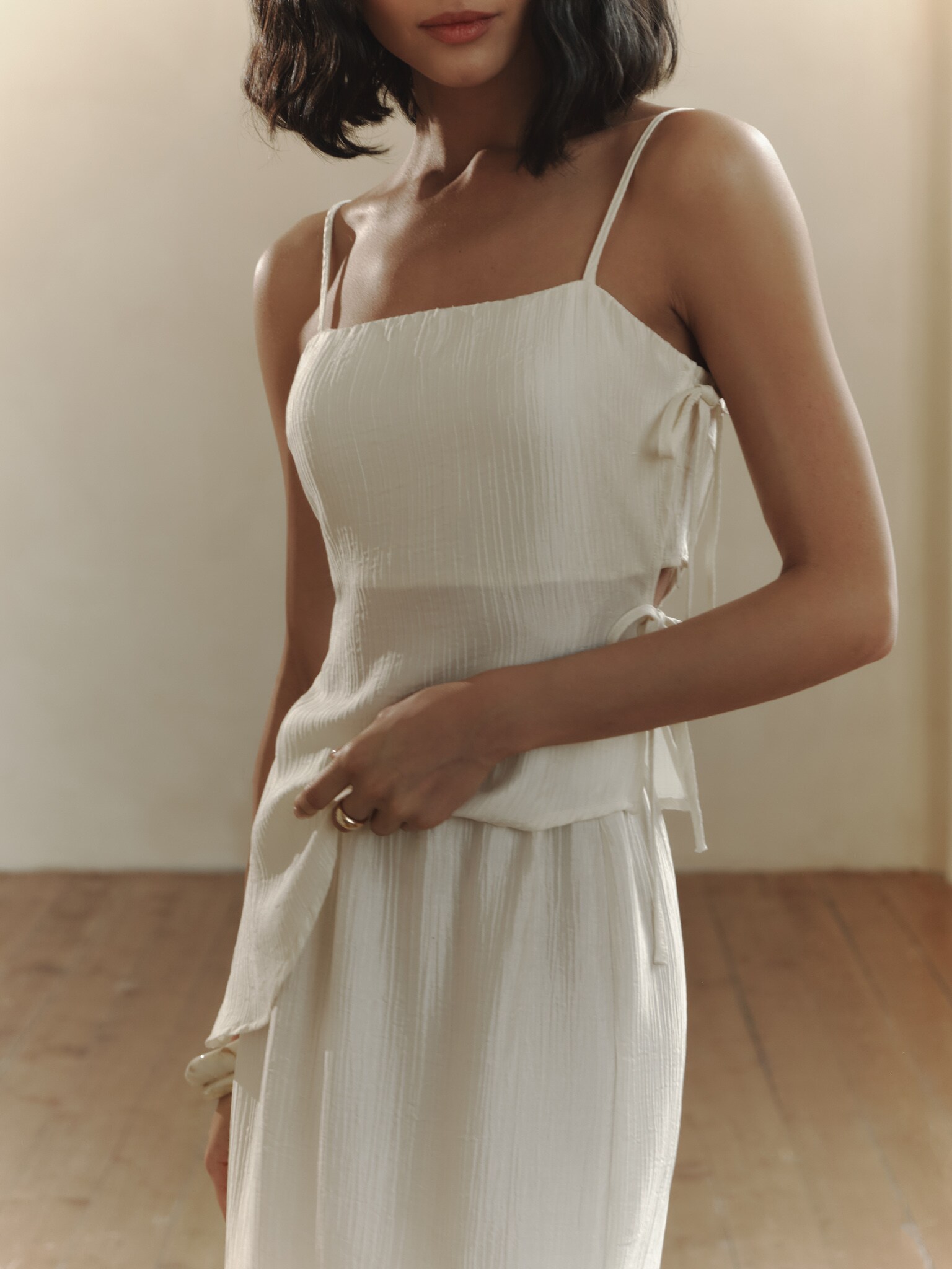 Top na ramiączkach z wiązaniami po bokach