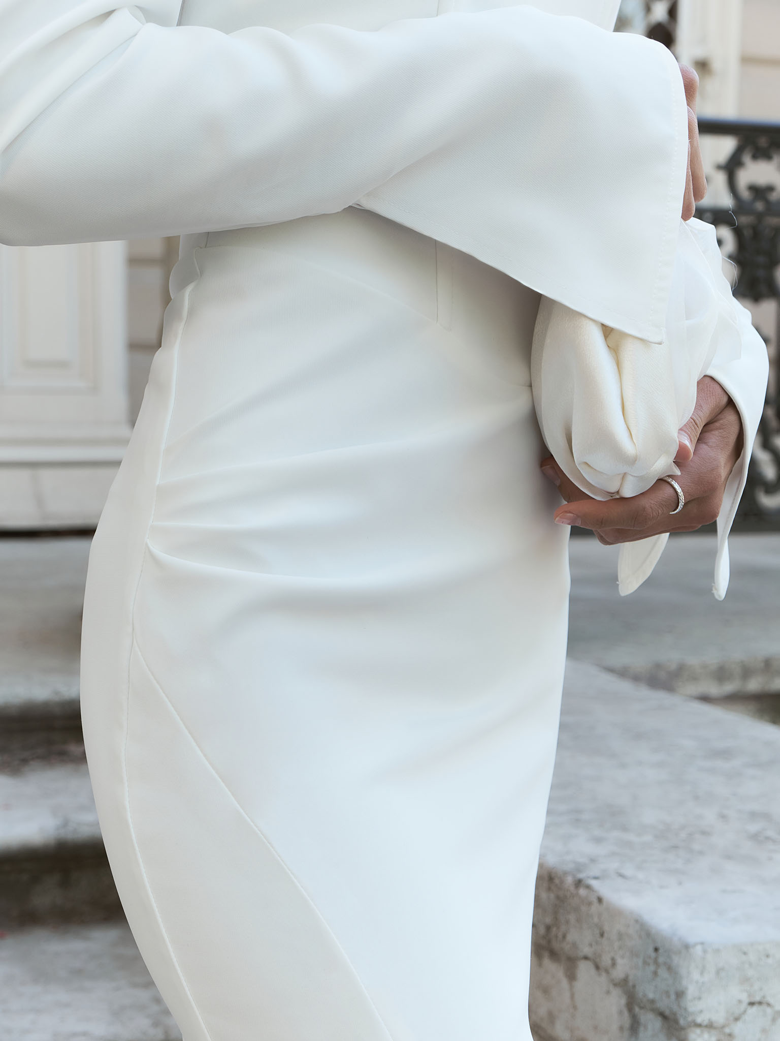 Платье миди с открытыми плечами и разрезами на рукавах